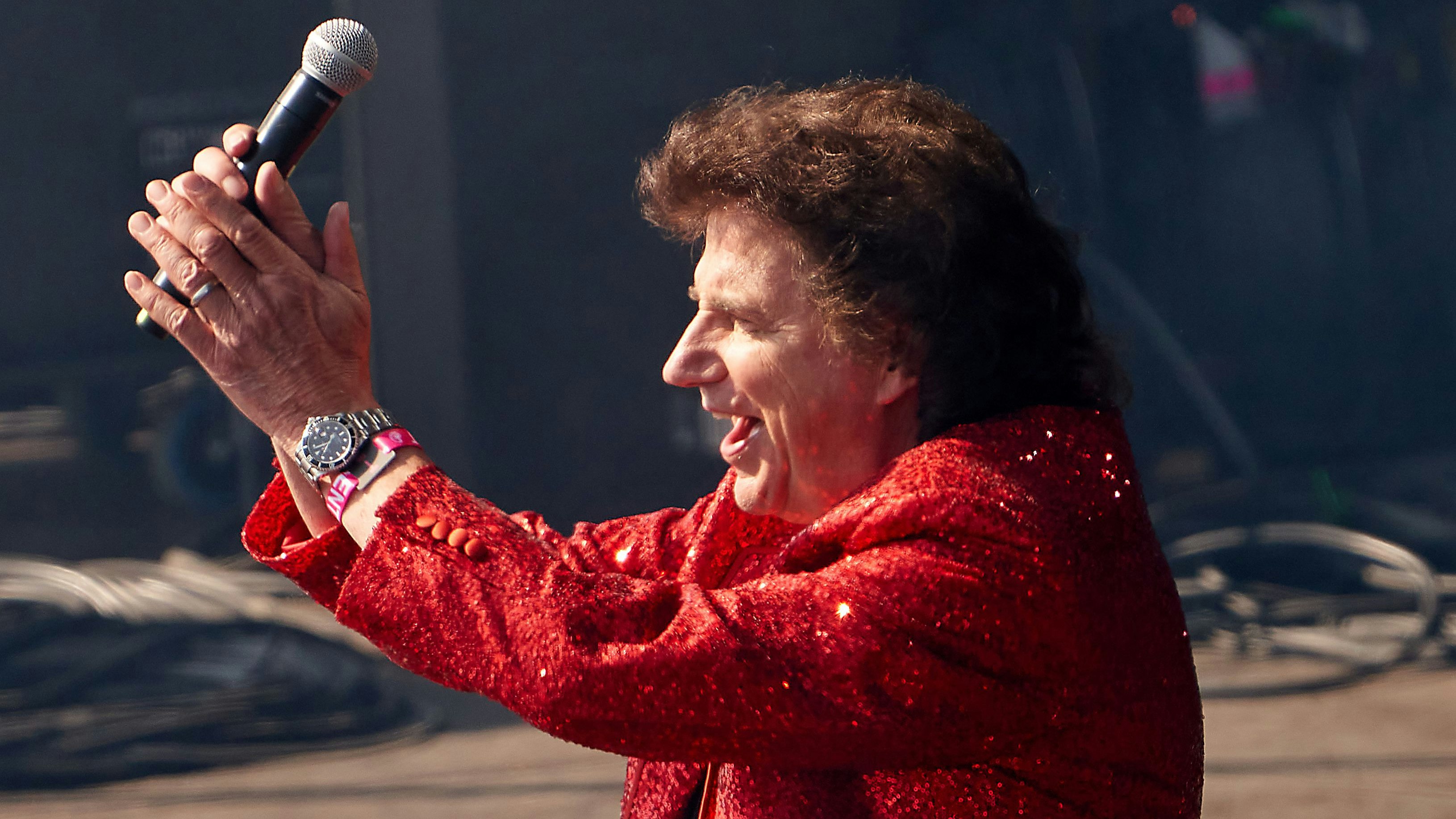 Download von www.picturedesk.com am 03.06.2023 (19:11).  02 June 2023, Rhineland-Palatinate, Nürburg: Pop singer "Olaf der Flipper" performs as special guest on the main stage of Rock am Ring. Photo: Thomas Frey/dpa - 20230602_PD6053 - Rechteinfo: Rights Managed (RM)