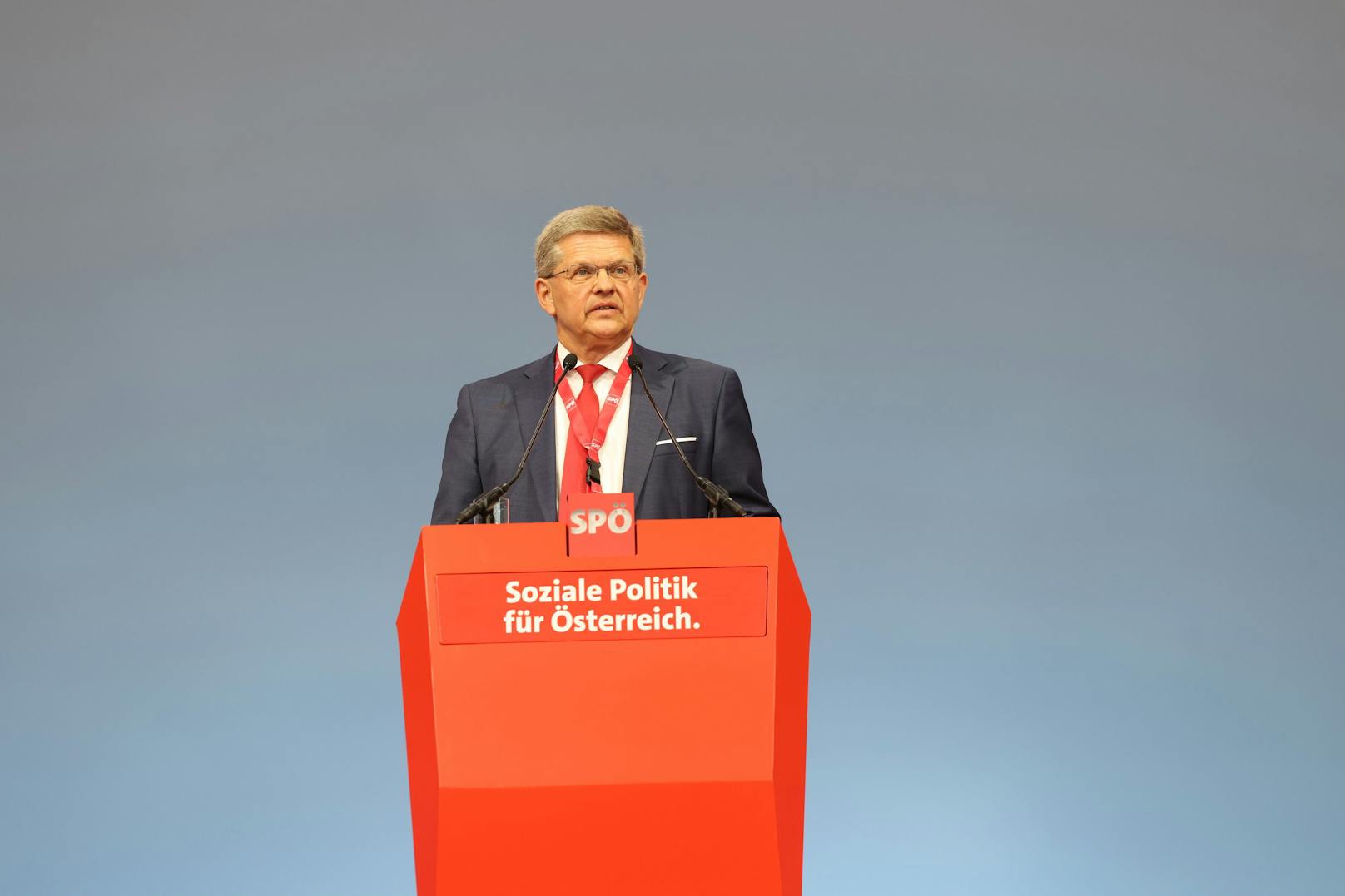 Noch-Bundesgeschäftsführer Christian Deutsch eröffnet den Parteitag.