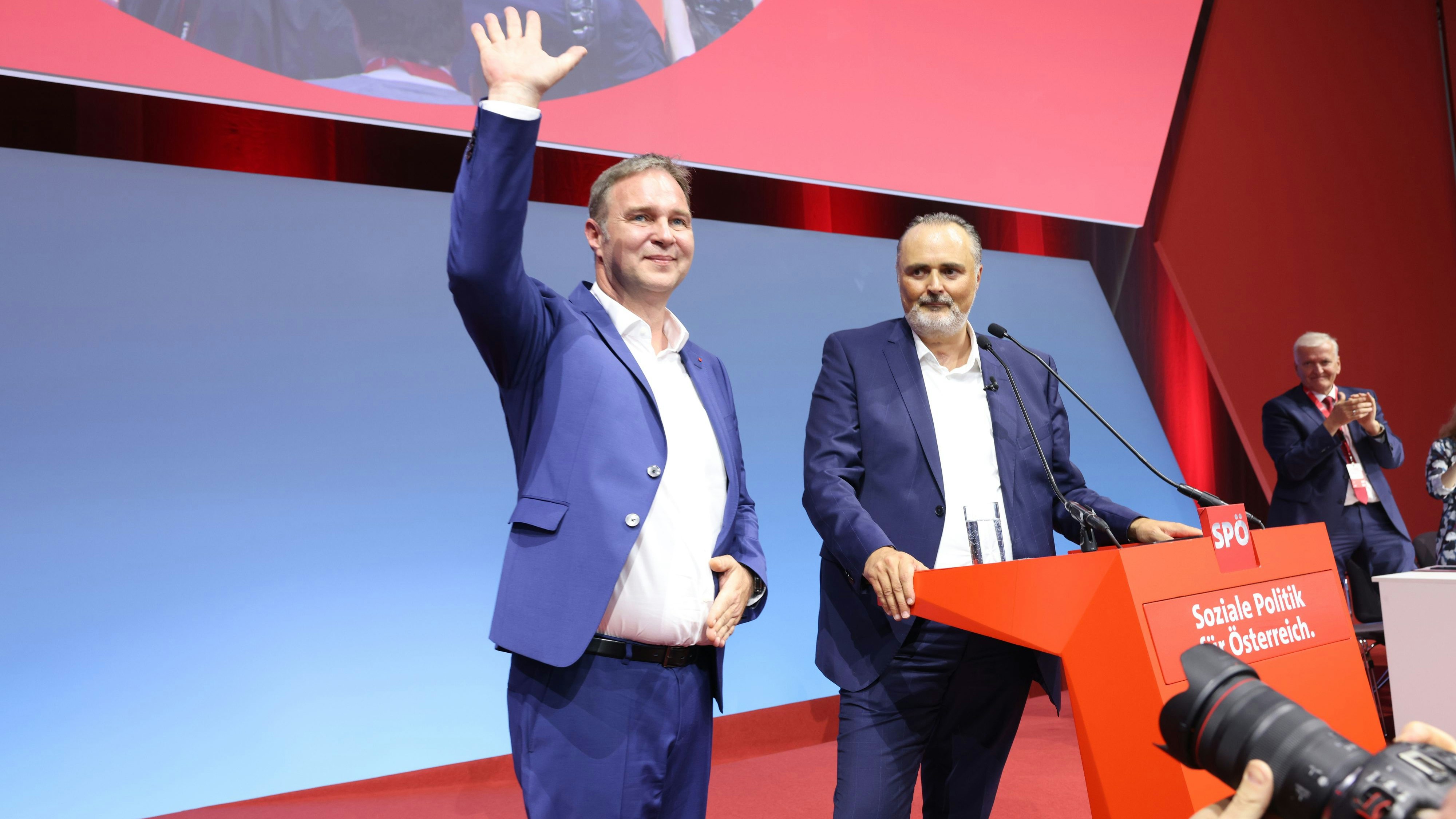 Hans Peter Doskozil feiert seine Wahl zum SPÖ-Parteichef am Sonderparteitag.