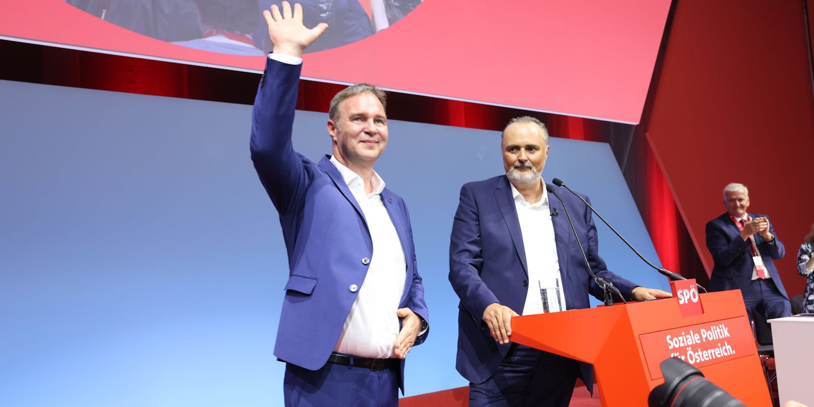 Hans Peter Doskozil feiert seine Wahl zum SPÖ-Parteichef am Sonderparteitag.