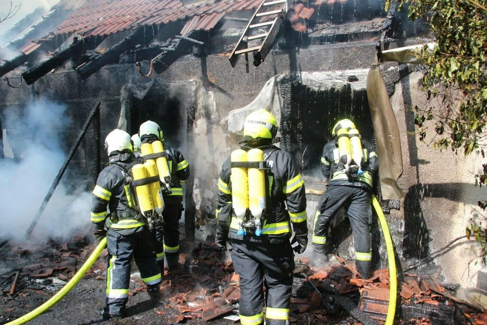 Das Holzhaus brannte völlig aus.