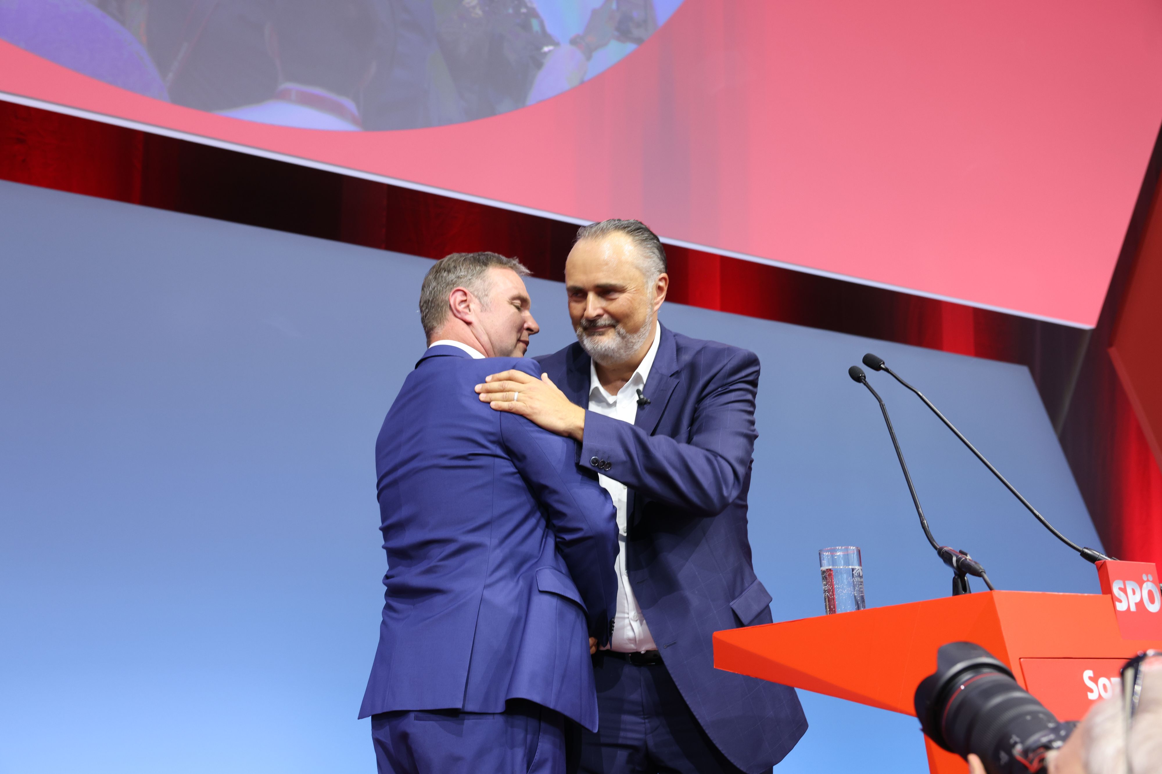 Hans Peter Doskozil holte Andreas Babler&nbsp;in Linz bei seiner ersten Rede mit auf die Bühne.