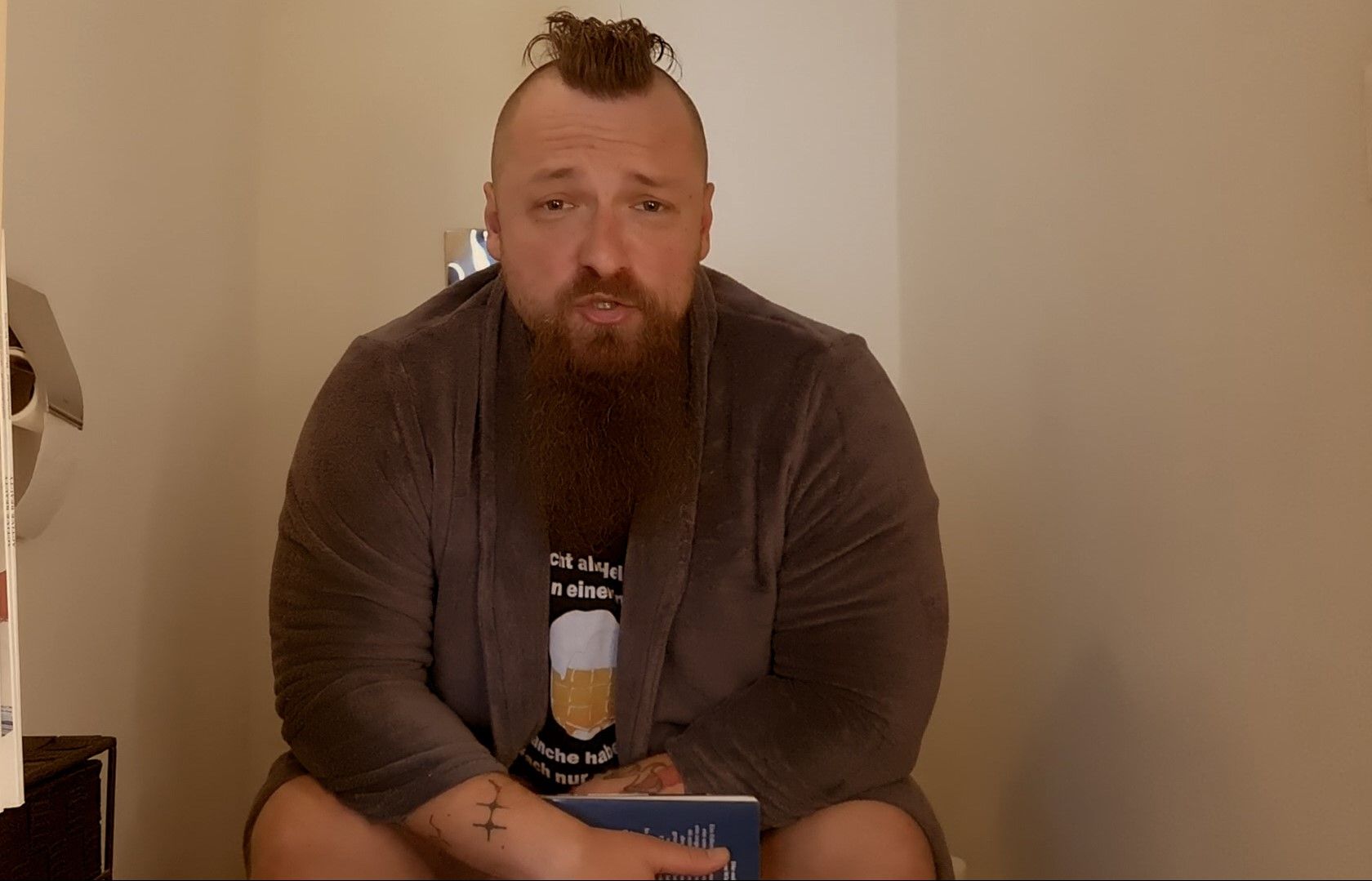 Im lustigen Musikvideo zu 