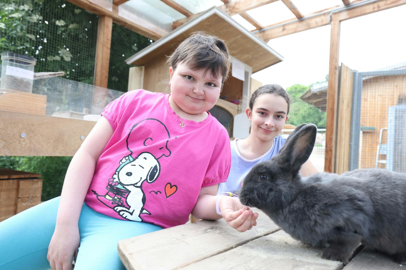 Joanna (10, re.) besucht den Lichtblickhof seit Oktober 2022. Sie kommt gemeinsam mit Schwester Aleksandra (13) und Mama Monika her.