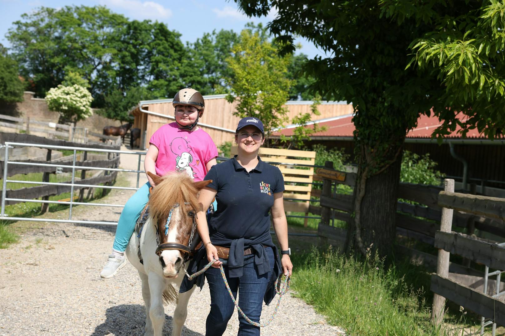 Joanna (10) mit Pony Alaska und Therapeutin Renate am Lichtblickhof.