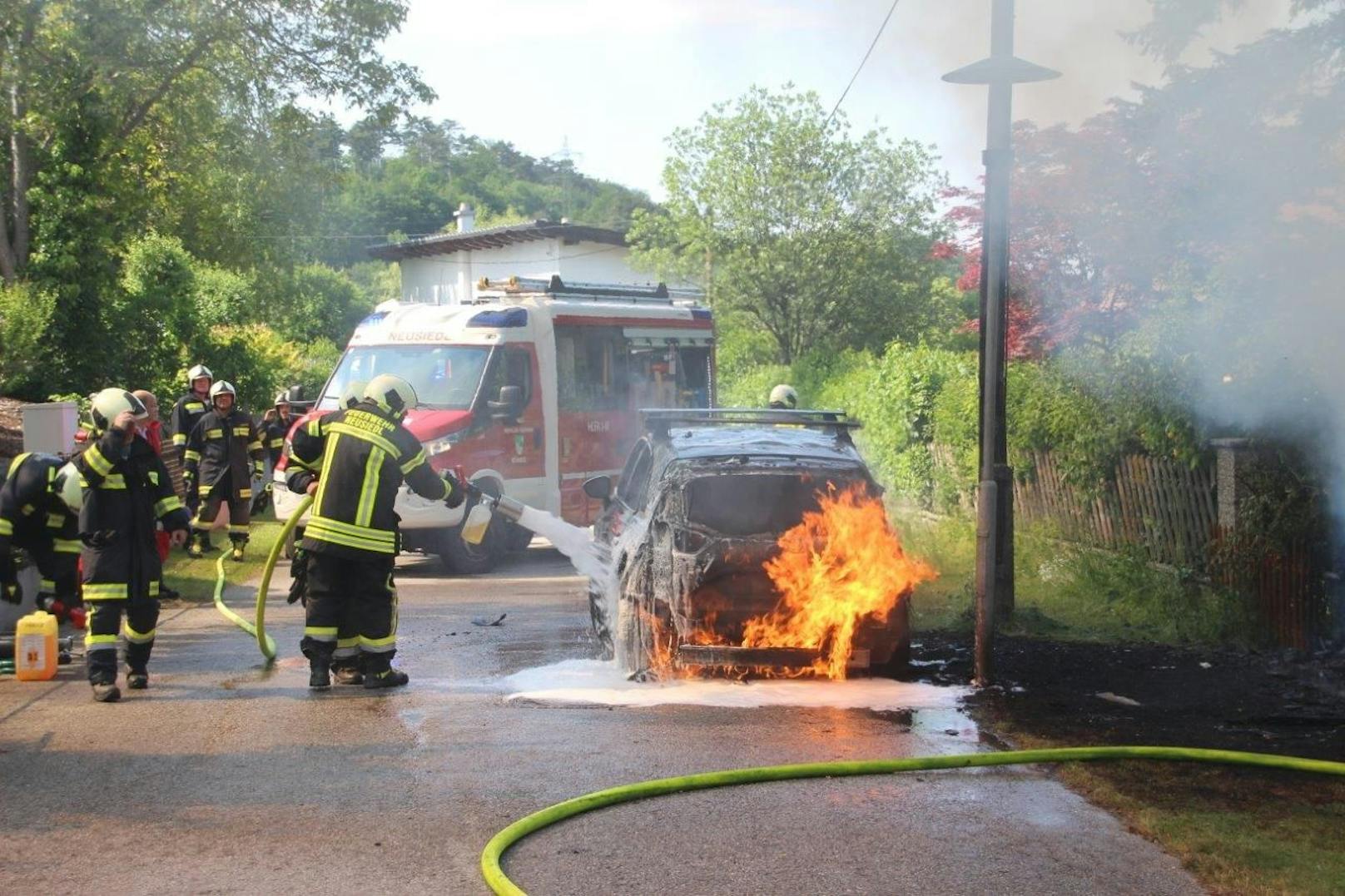 Das Feuer griff auf ein geparktes Autos über.