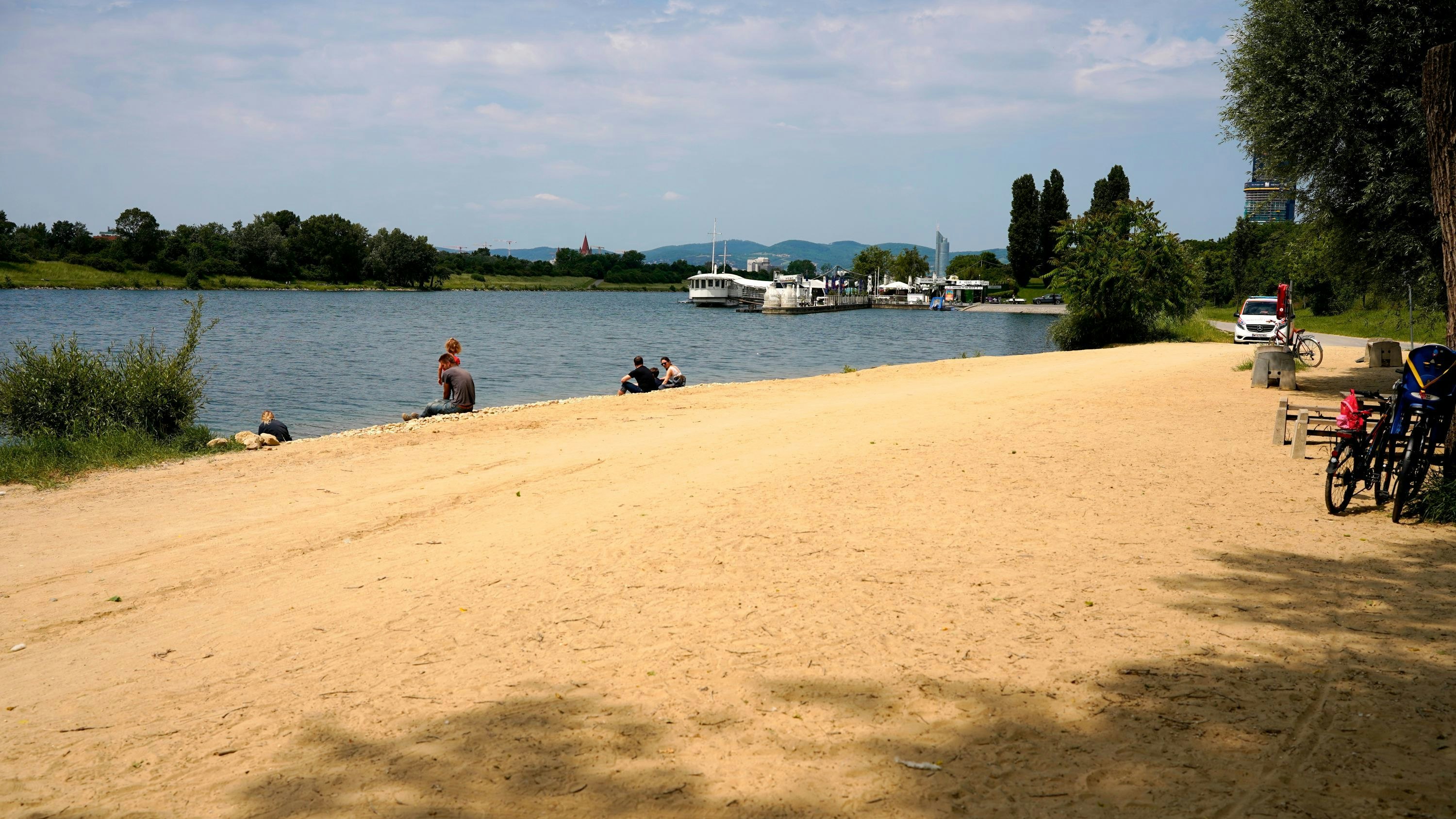 Nahe des Vienna City Beach Clubs zog der Mann ein siebenjähriges Mädchen aus der Donau.