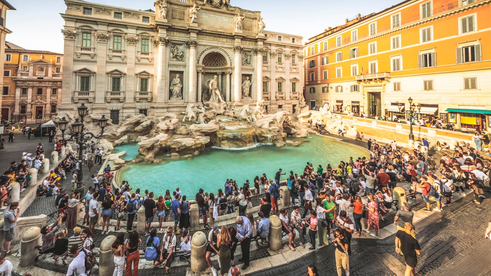 Sicher einer der besten Plätze weltweit für einen Eissalon: direkt neben dem Trevi-Brunnen in Rom.