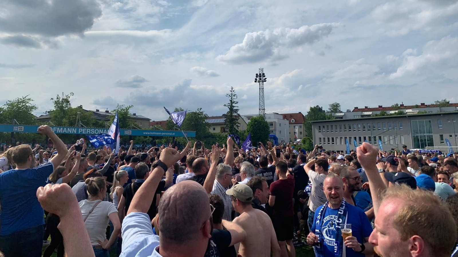 Außer Rand und Band: Die Fans können den Aufstieg noch gar nicht fassen.