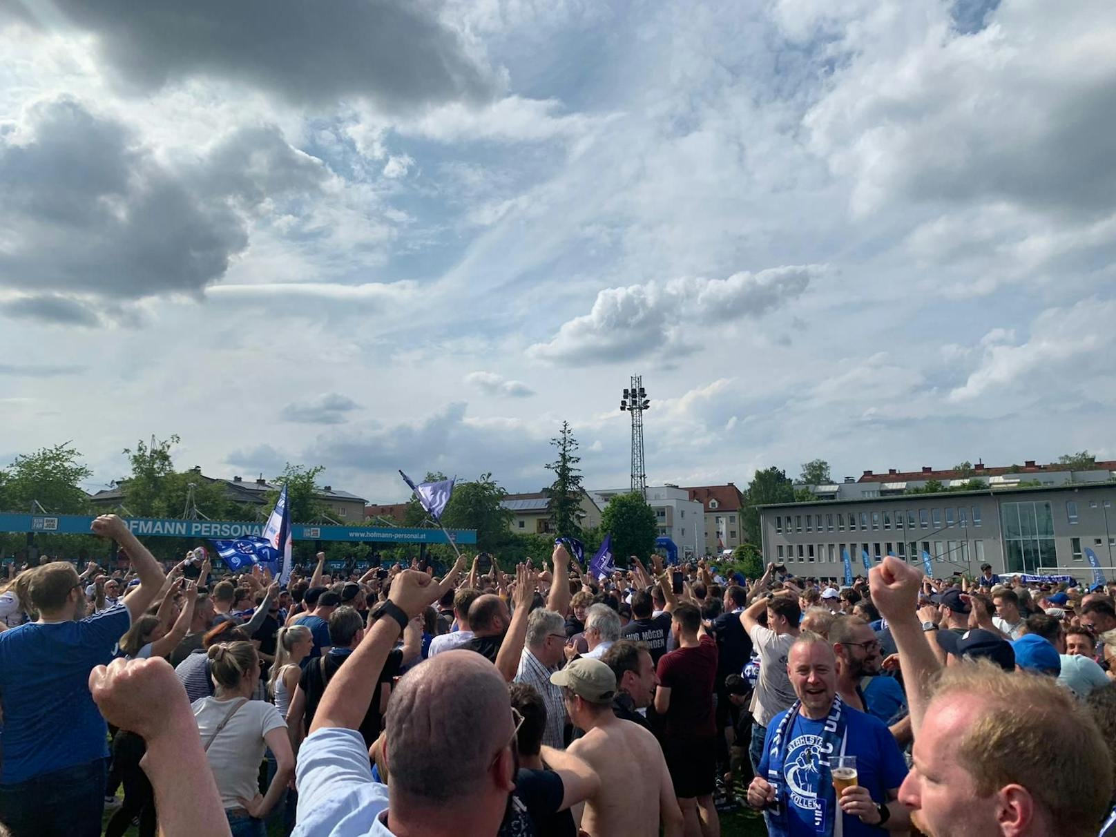 Aufstieg! Fans von Blau-Weiß Linz außer Rand und Band