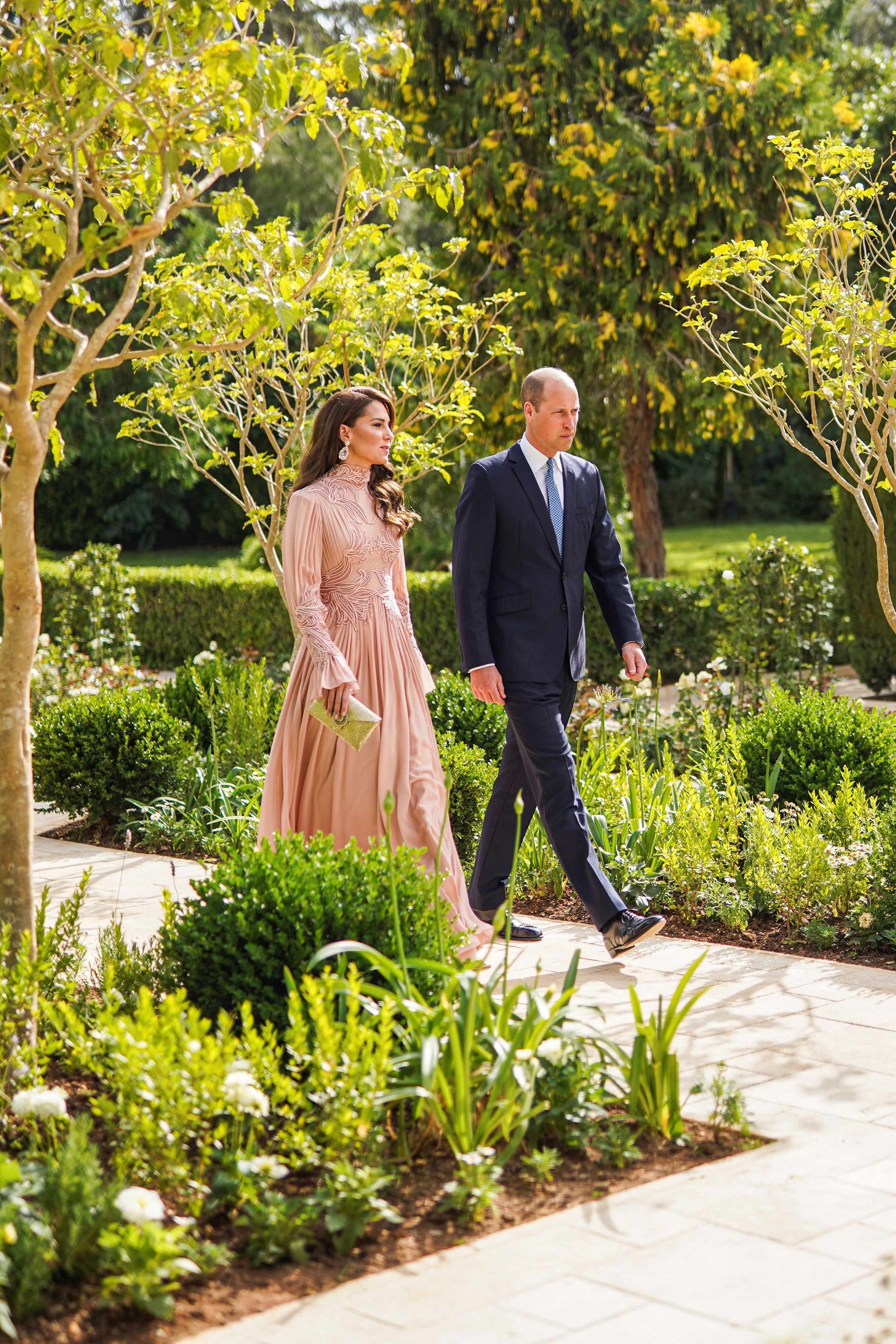 Prinzessin Kate von Wales kam zur Jordanien-Hochzeit in einem Kleid von Elie Saab.