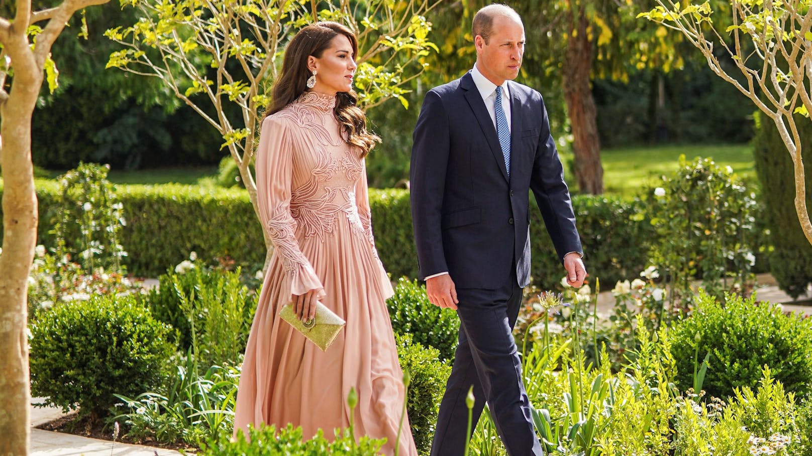 Prinzessin Kate von Wales kam zur Jordanien-Hochzeit in einem Kleid von Elie Saab.