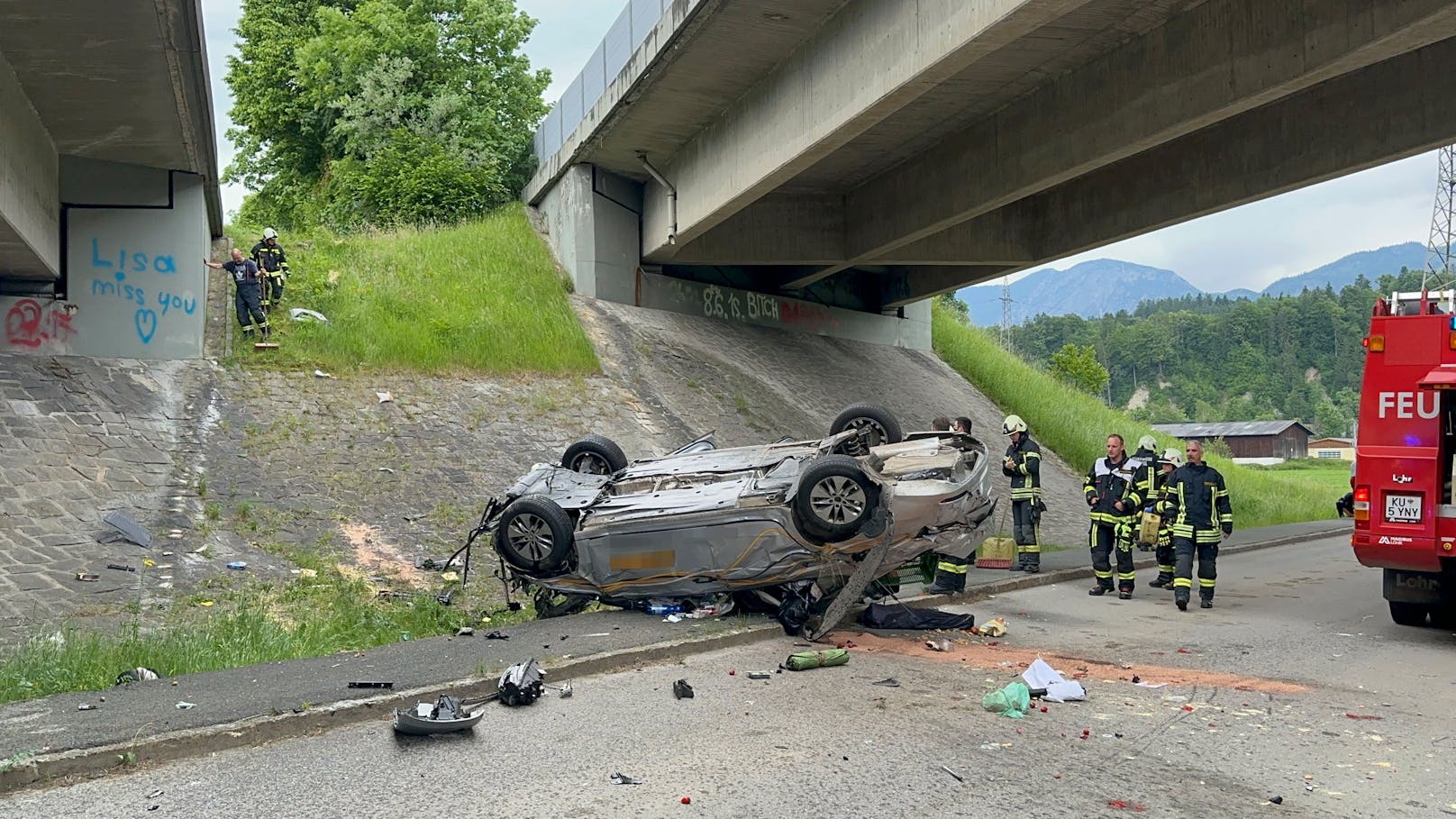 Pkw-Lenker (32) stürzt mit Freundin von Autobahnbrücke