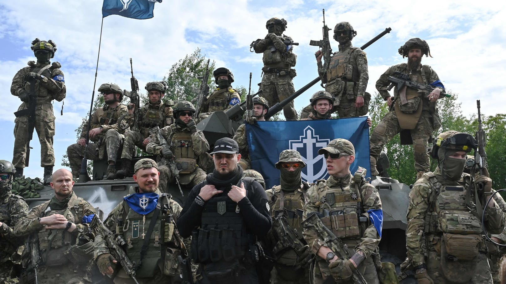 Denis, der Gründer des russischen Freiwilligenverbands, posiert mit seinen Kämpfern. Sie haben von der Ukraine aus die russische Grenzstadt Belgorod angegriffen.