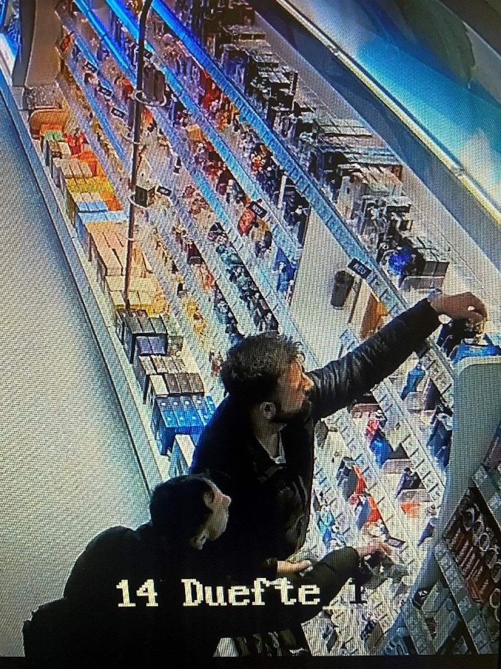 Die Polizei sucht diese beiden, mutmaßlichen Langfinger.