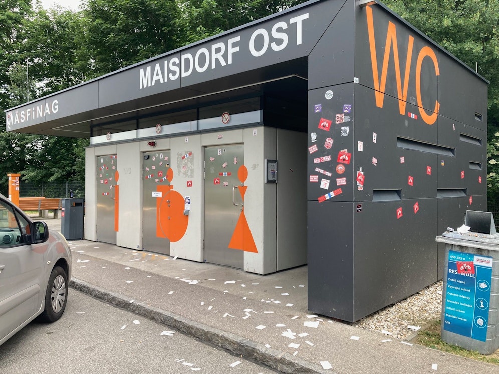 Die Schlachtenbummler machten sich über den Parkplatz her und pickten u.a. auf die Toilettenanlage eine Vielzahl an Stickern.