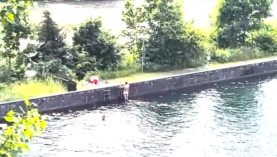 Das Pärchen kannte im Flussbad keine Scham.