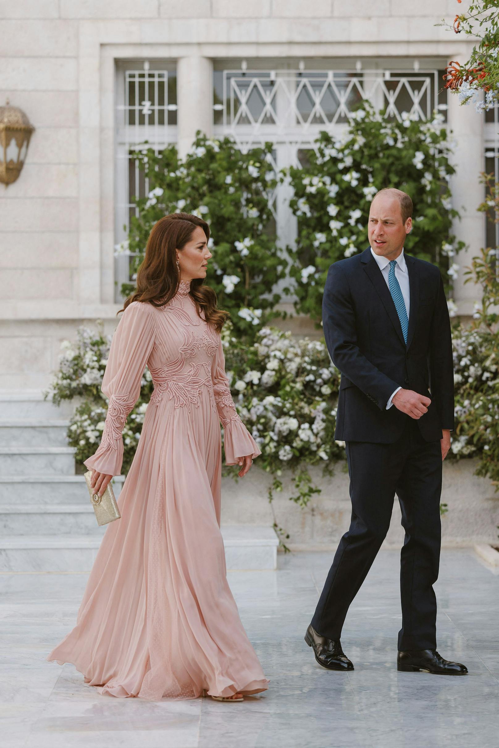 Prinzessin Kate hatte für die royale Hochzeit in Jordanien ein hochgeschlossenes Kleid des libanesischen Designers Elie Saab gewählt.&nbsp;