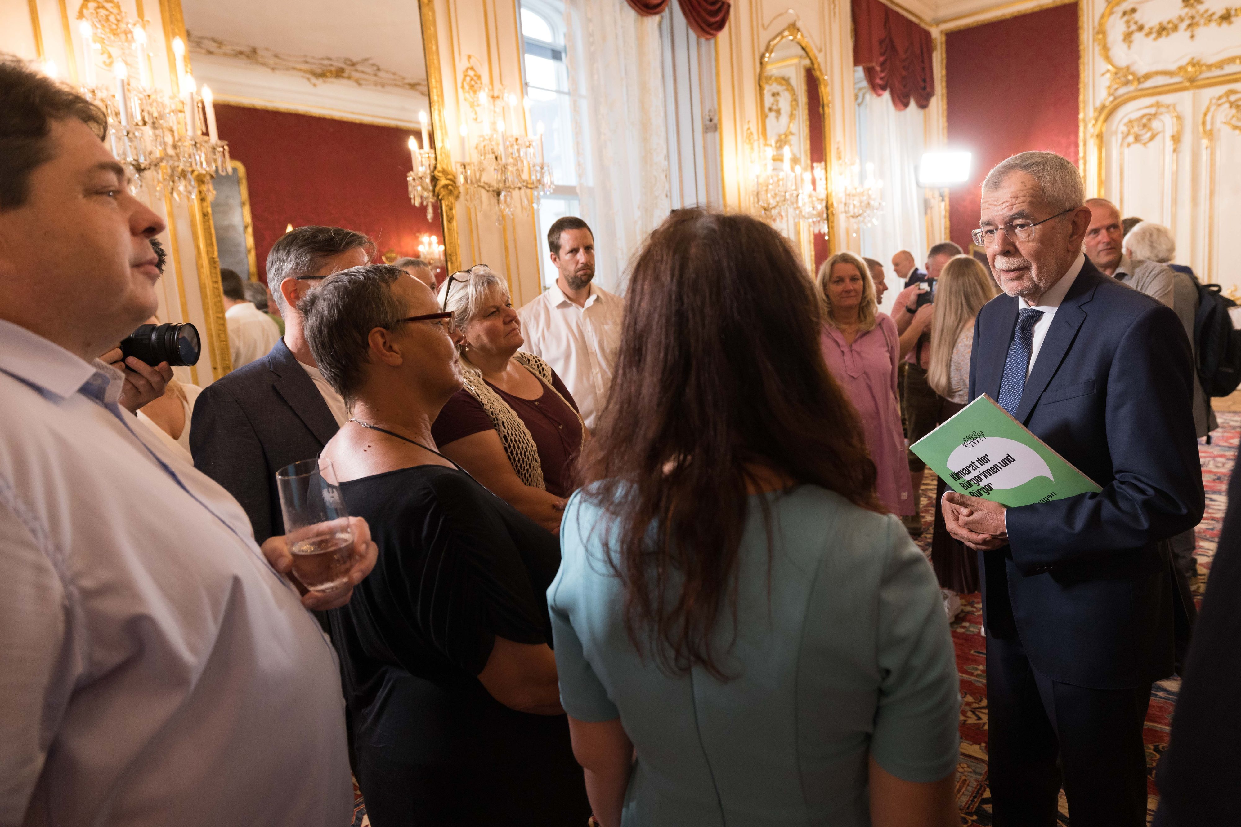 Vertreterinnen und Vertreter des Klimarats der Bürger bei Bundespräsident Alexander Van der Bellen.