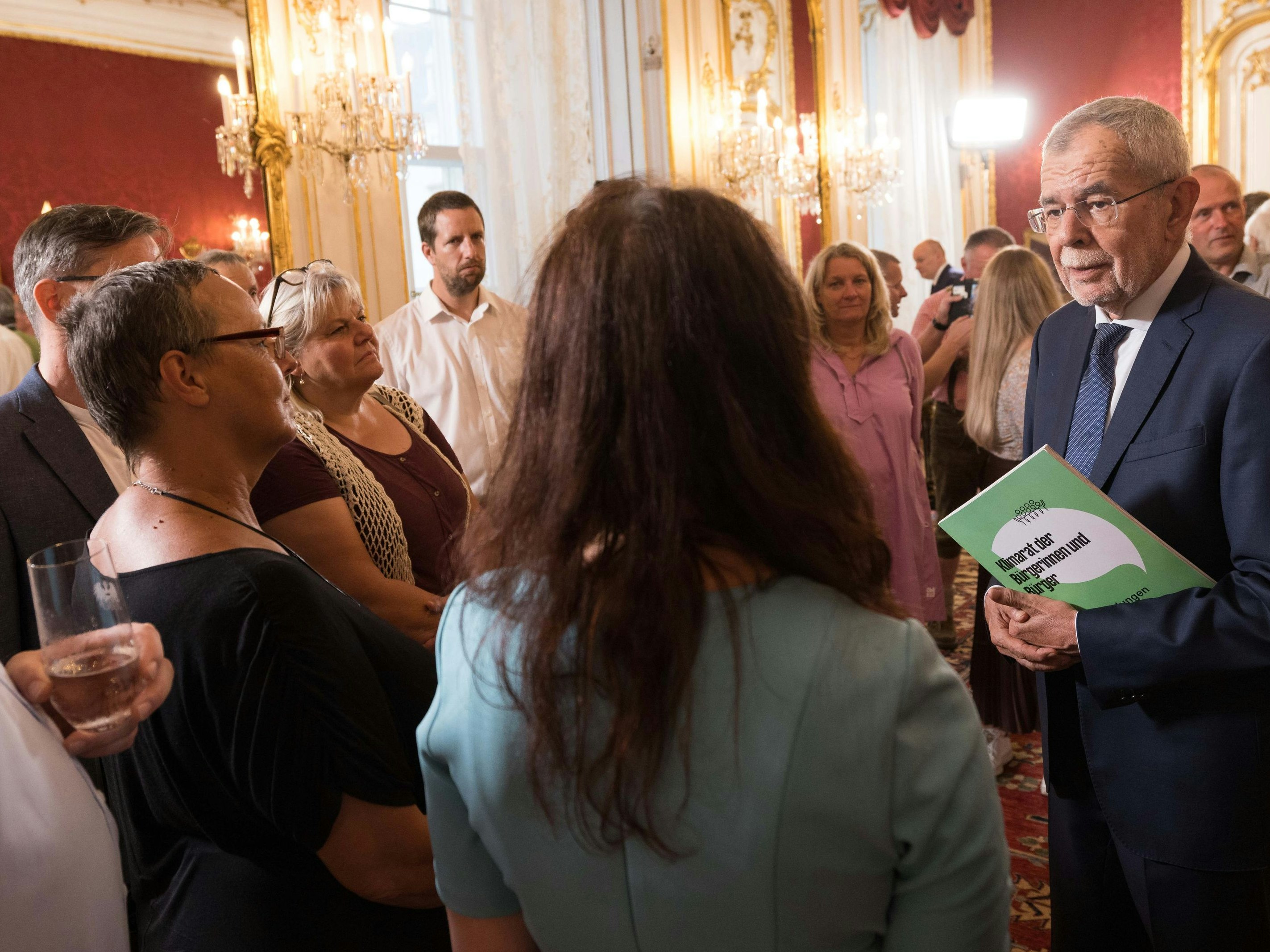 Download von www.picturedesk.com am 05.06.2023 (11:21).  *** SERVICEBILD *** ABD0170_20220704 - WIEN - ÖSTERREICH: ++ HANDOUT ++ Bundespräsident Alexander Van der Bellen empfängt am Montag, 04. Juli 2022, Vertreterinnen und Vertreter des Klimarats der Bürgerinnen und Bürger in der Präsidentschaftskanzlei in Wien. - FOTO: APA/BUNDESHEER/PETER LECHNER - ++ WIR WEISEN AUSDRÜCKLICH DARAUF HIN, DASS EINE VERWENDUNG DES BILDES AUS MEDIEN- UND/ODER URHEBERRECHTLICHEN GRÜNDEN AUSSCHLIESSLICH IM ZUSAMMENHANG MIT DEM ANGEFÜHRTEN ZWECK UND REDAKTIONELL ERFOLGEN DARF - VOLLSTÄNDIGE COPYRIGHTNENNUNG VERPFLICHTEND ++ - 20220704_PD8411 - Rechteinfo: Servicebild (SB) Bei diesem Bild ist PictureDesk ausschlieÃlich technischer Dienstleister und stellt eine technische BearbeitungsgebÃ¼hr in Rechnung. PictureDesk ist weder Urheber noch Rechteinhaber. Die Nutzung liegt in alleiniger Verantwortung des Kunden. Nur fÃ¼r redaktionelle Nutzung!