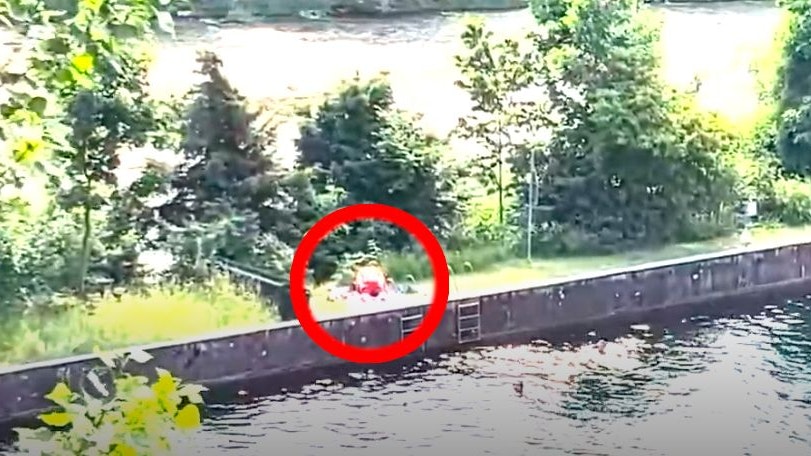 Heute.at - Pärchen lässt sich beim Sex in Freibad nicht stören