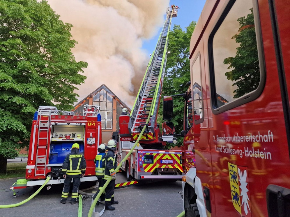 Riesen-Feuerwehreinsatz am Gut Schierensee