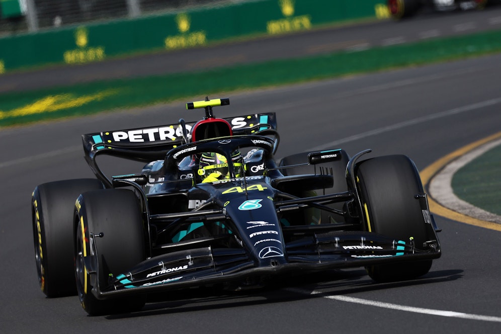 Hamilton: Lebenszeichen in Barcelona, dann Strafe