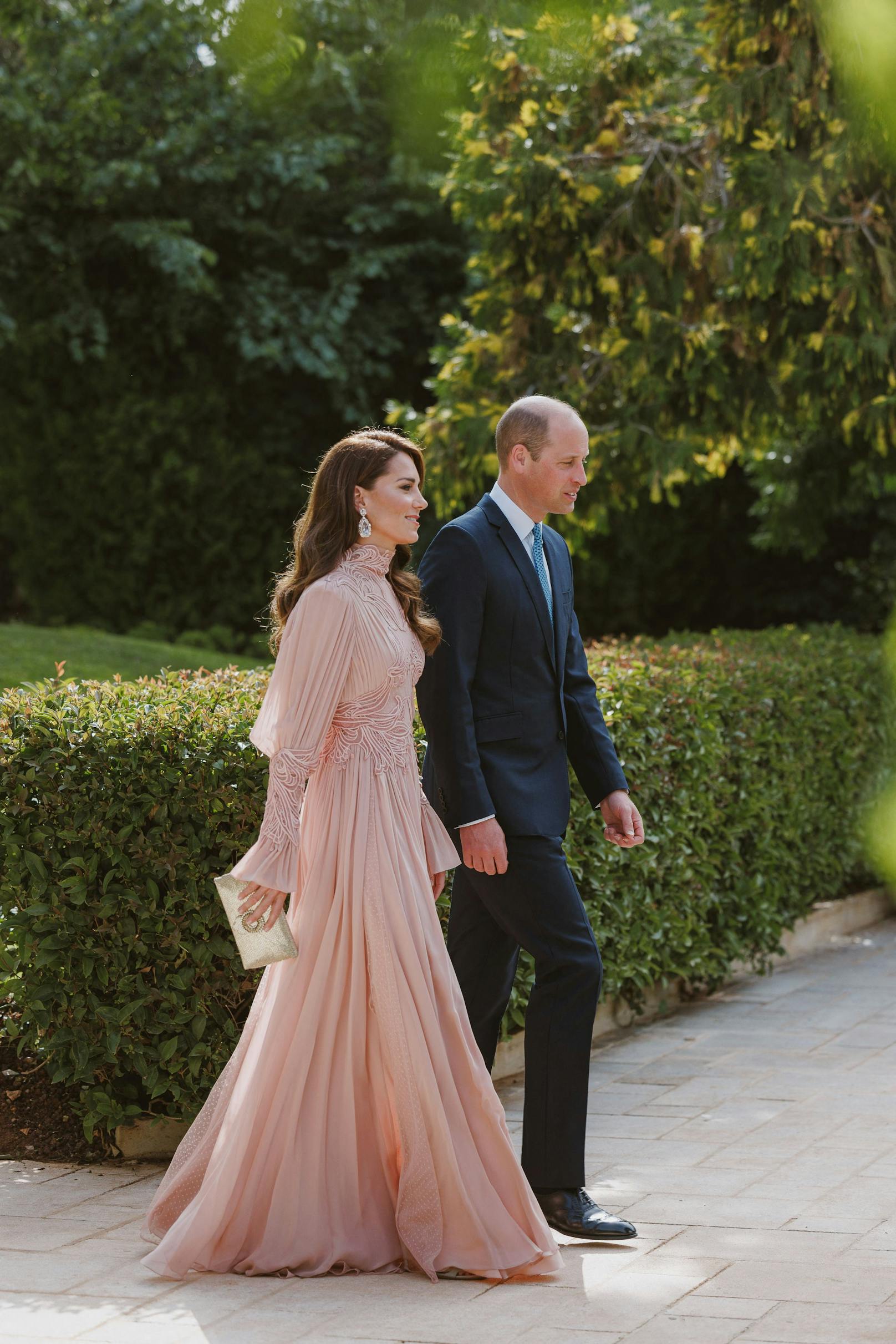 Bei der royalen Hochzeit des jordanischen Kronprinzen Hussein und Rajwa Al Saif trug Kate ein pastellfarbenes Kleid.