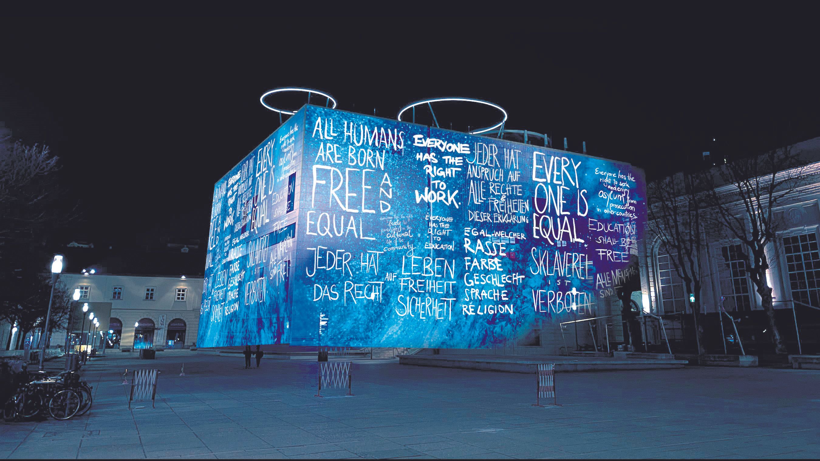 Die Lichtinstallation ist am Wiener Leopold Museum zu sehen. 