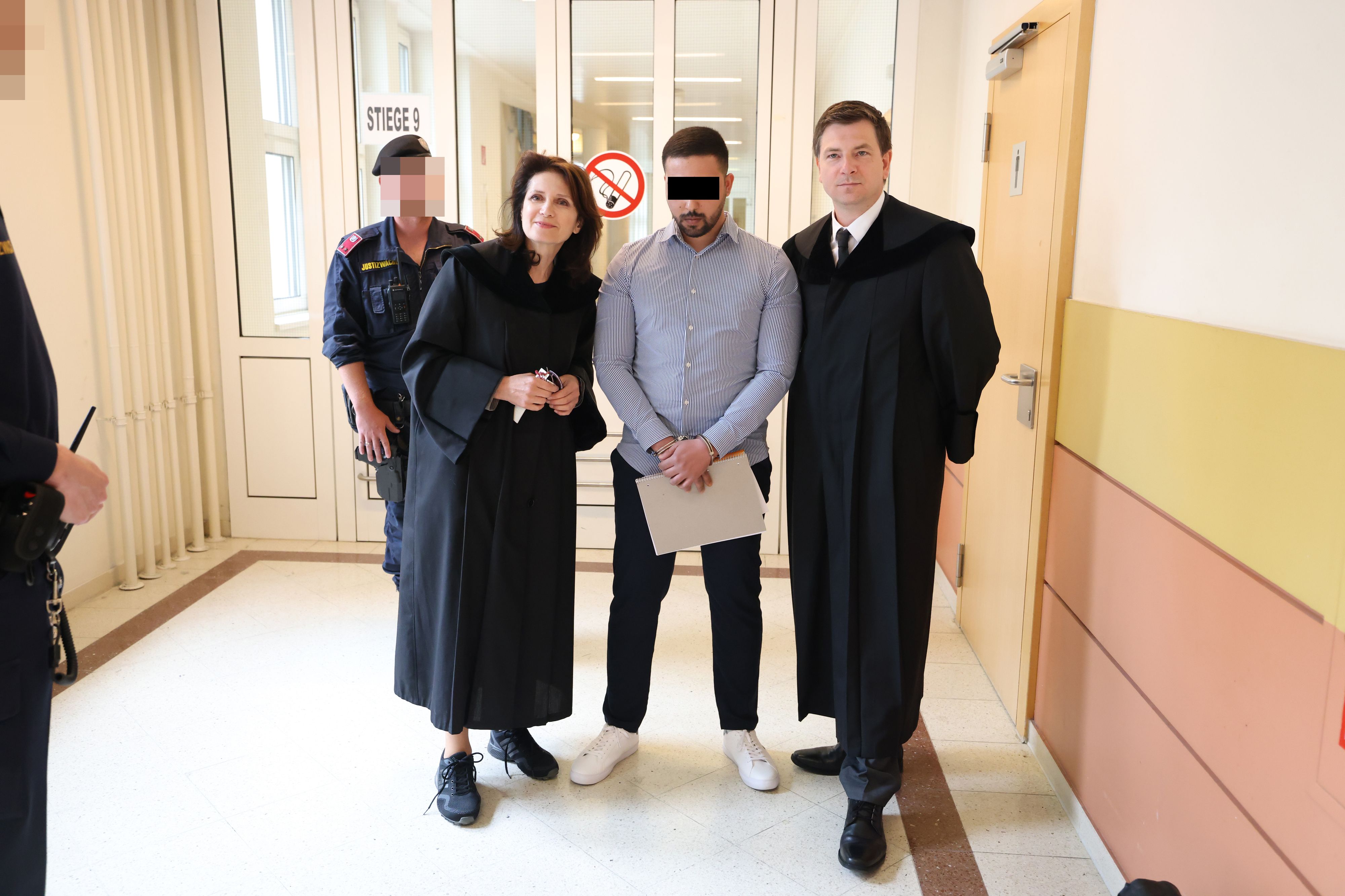 Der angeklagte 22-Jährige mit seinen Anwälten Astrid Wagner und Andreas Rest am Montag am Wiener Landl.