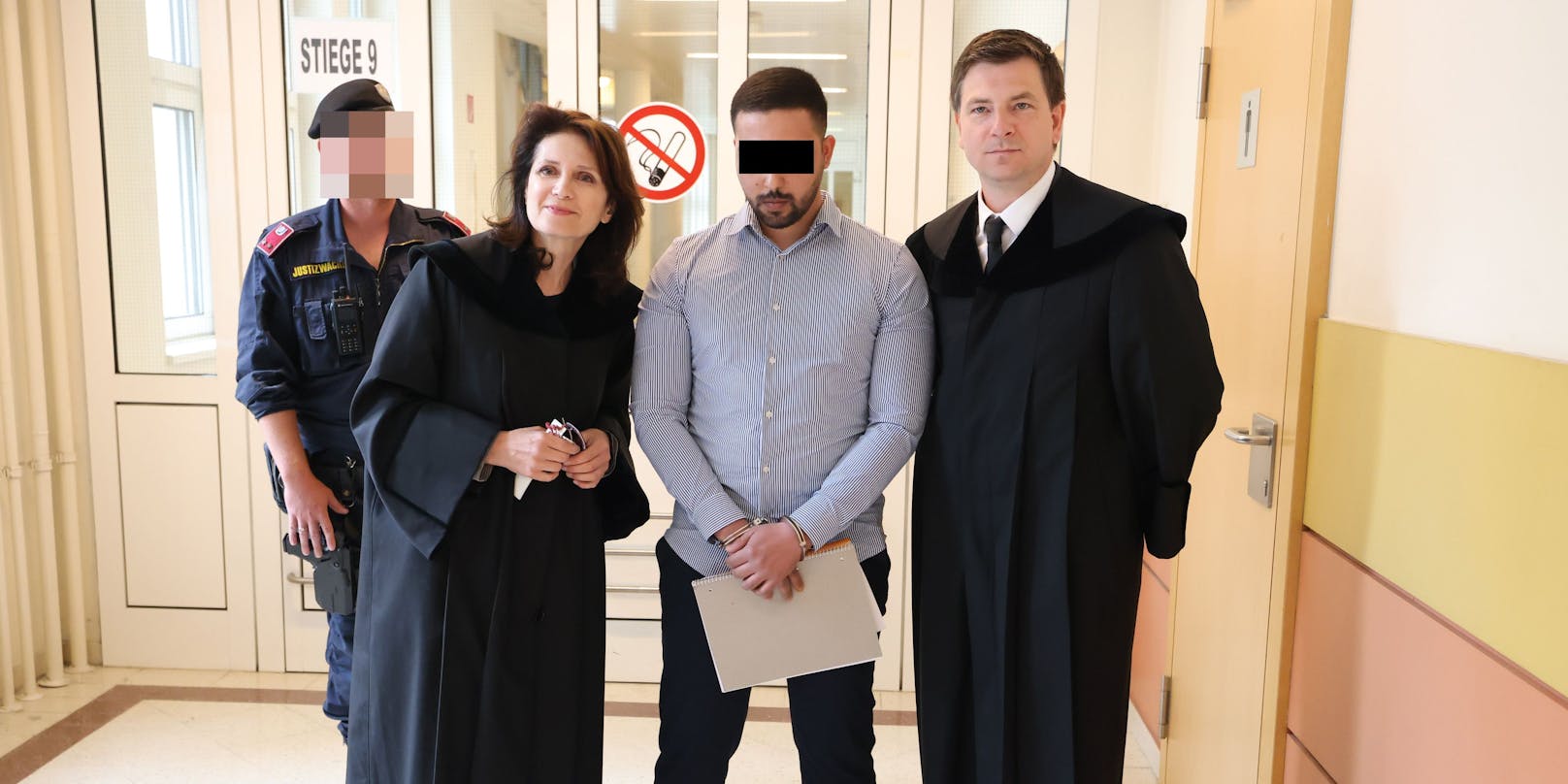 Der angeklagte 22-Jährige mit seinen Anwälten Astrid Wagner und Andreas Rest am Montag am Wiener Landl.