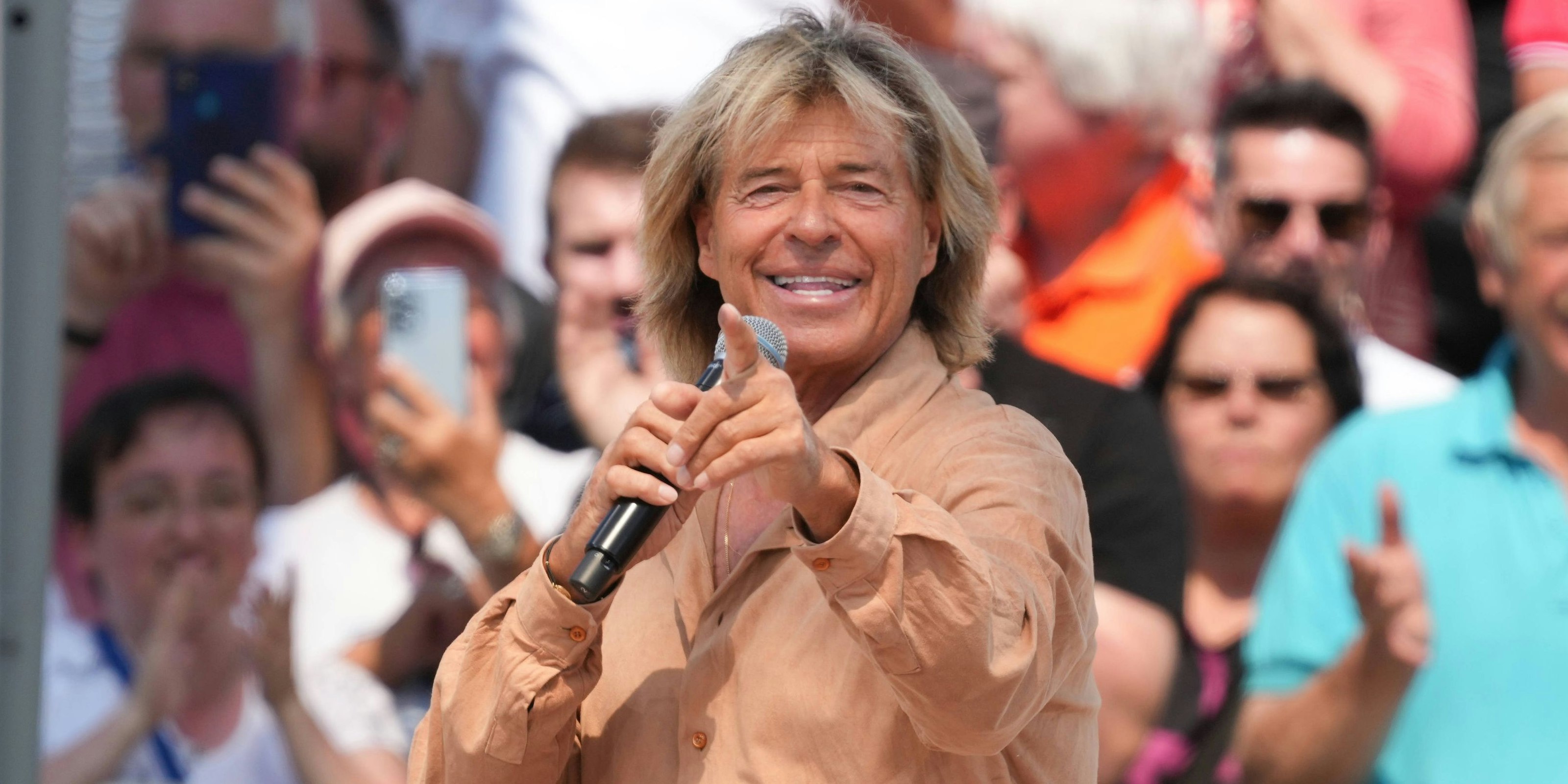 Diese Performance von Hansi Hinterseer war nicht unbedingt synchron.