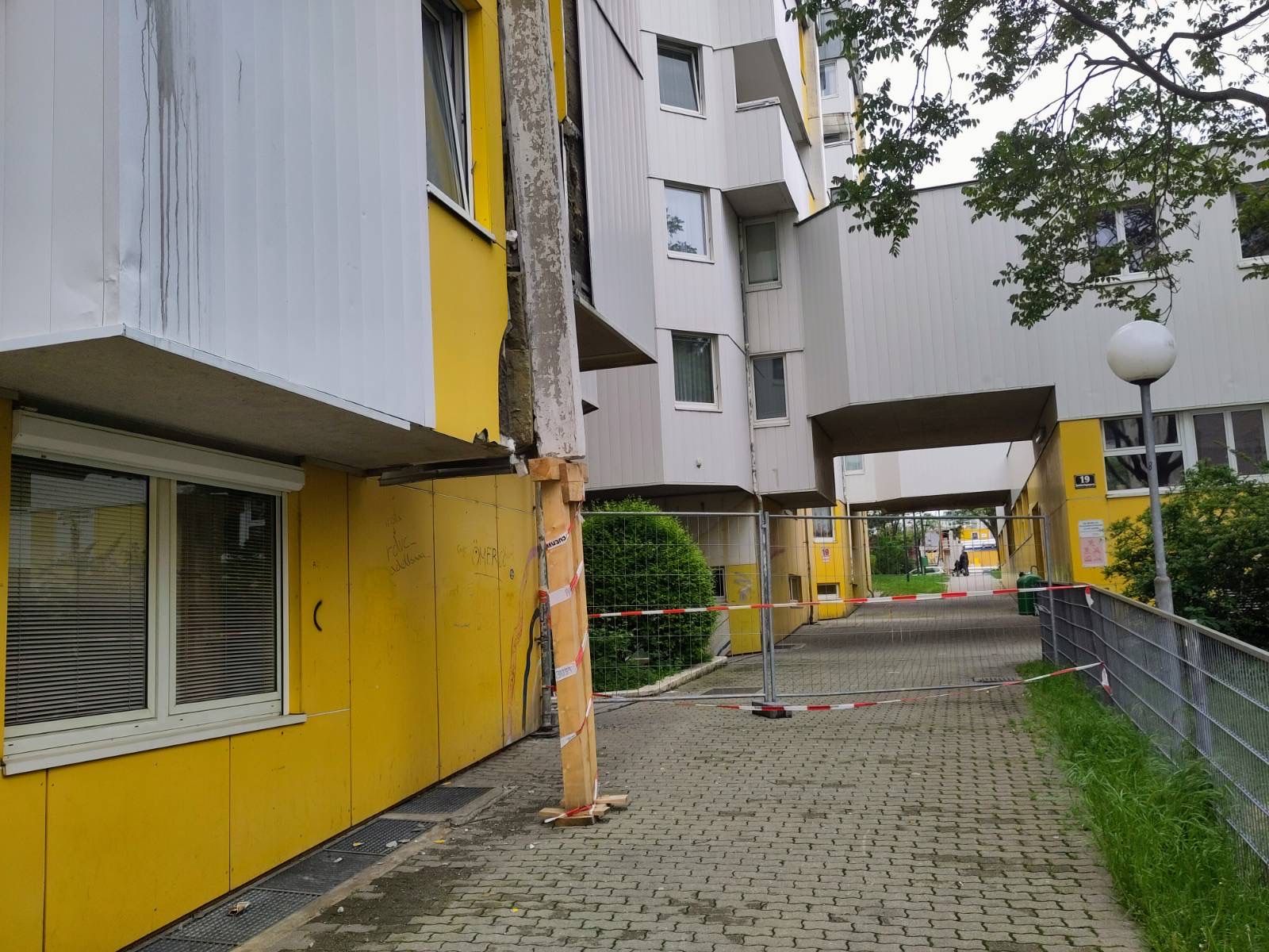 Seit Anfang April stützen ein paar Holzbalken einen Teil der Betonfassade im Gemeindebau auf den Ankerbrotgründen. Erst Ende Juni soll der Schaden repariert werden.