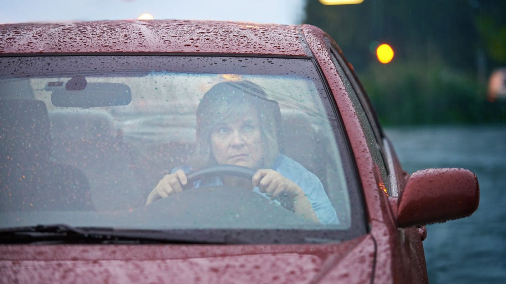 Zu Hause (und auch im Auto) heißt es Fenster und Türen geschlossen halten, wenn ein Gewitter tobt. 