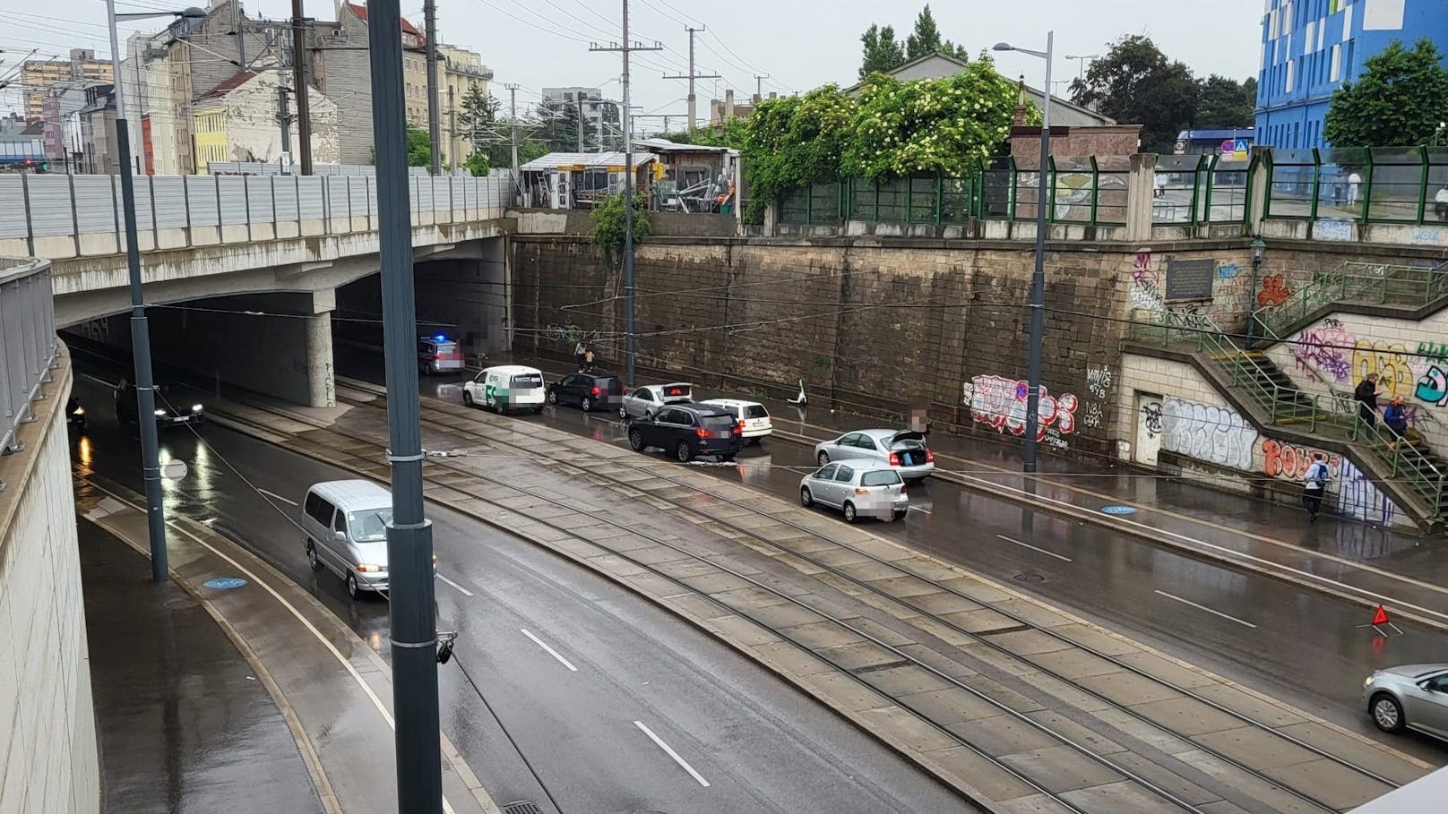 In der Gudrunstraße kam es bei strömendem regen zu einem Verkehrsunfall mit vier Autos.