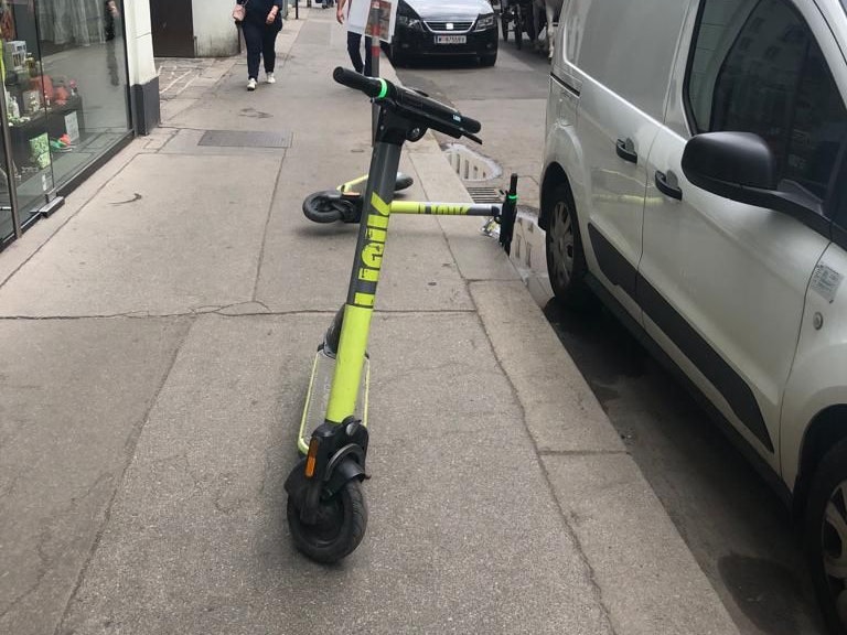 So sollte man seinen Leih-E-Scooter nicht abstellen – oder gar hinlegen.
