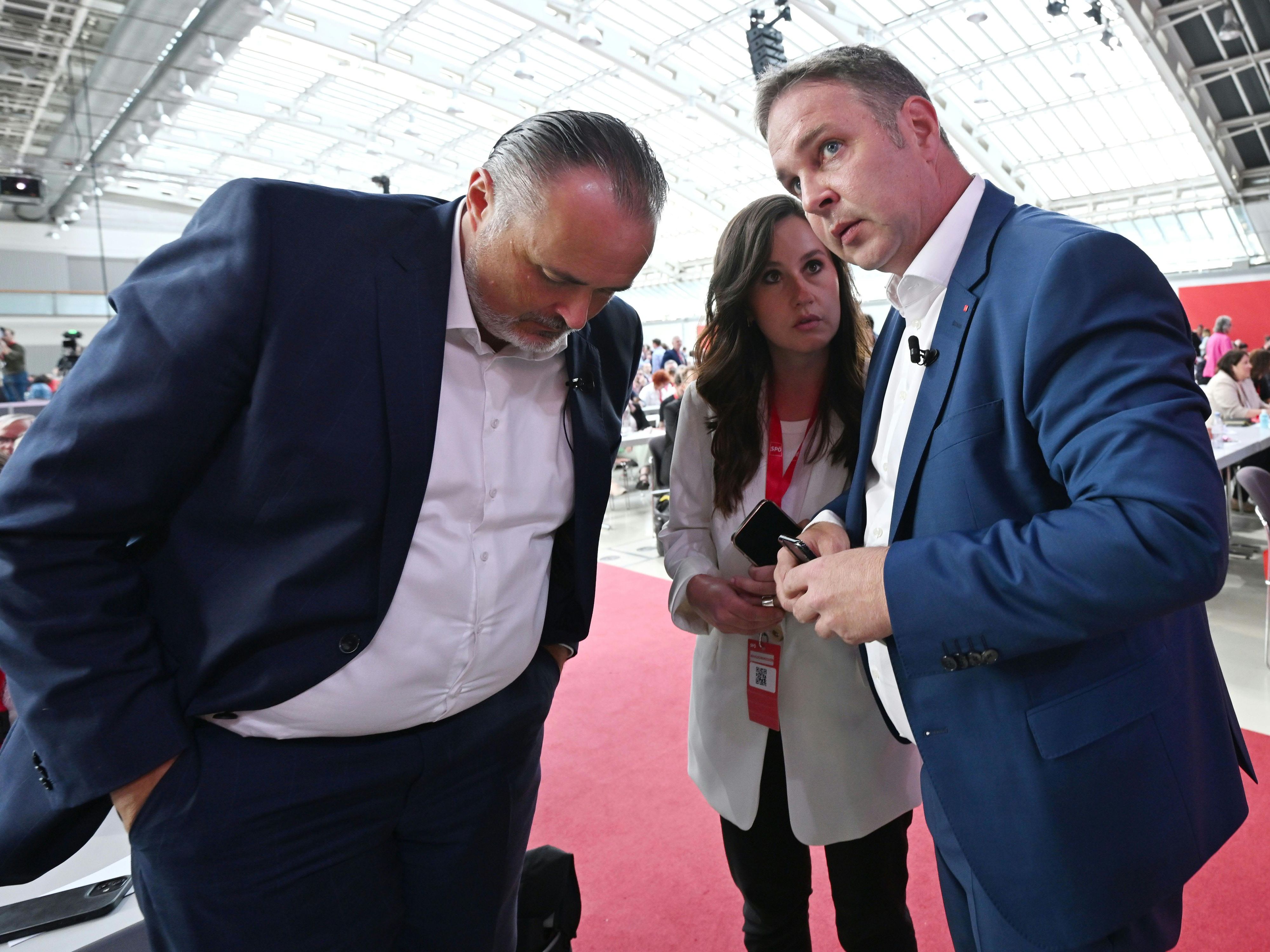 Burgenlands Landeshauptmann <strong>Hans Peter Doskozil</strong>, die Leiterin der SPÖ-Wahlkommission <strong>Michaela Grubesa</strong> und der Traiskirchener Bürgermeister <strong>Andreas Babler</strong> am SPÖ-Parteitag in Linz.