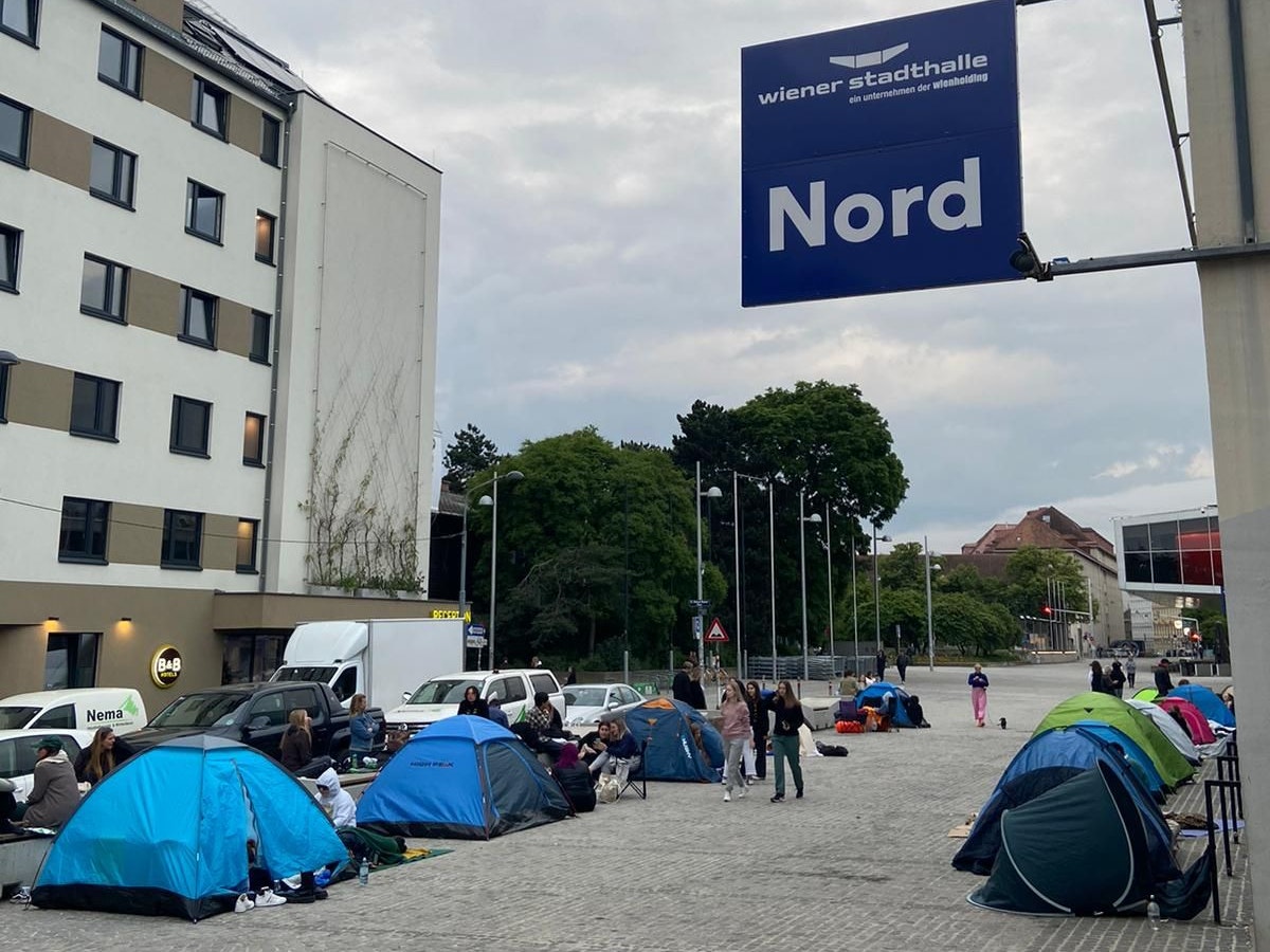 Die treuesten Fans haben bereits einen Tag vor Konzert begonnen, vor der Stadthalle zu campen.