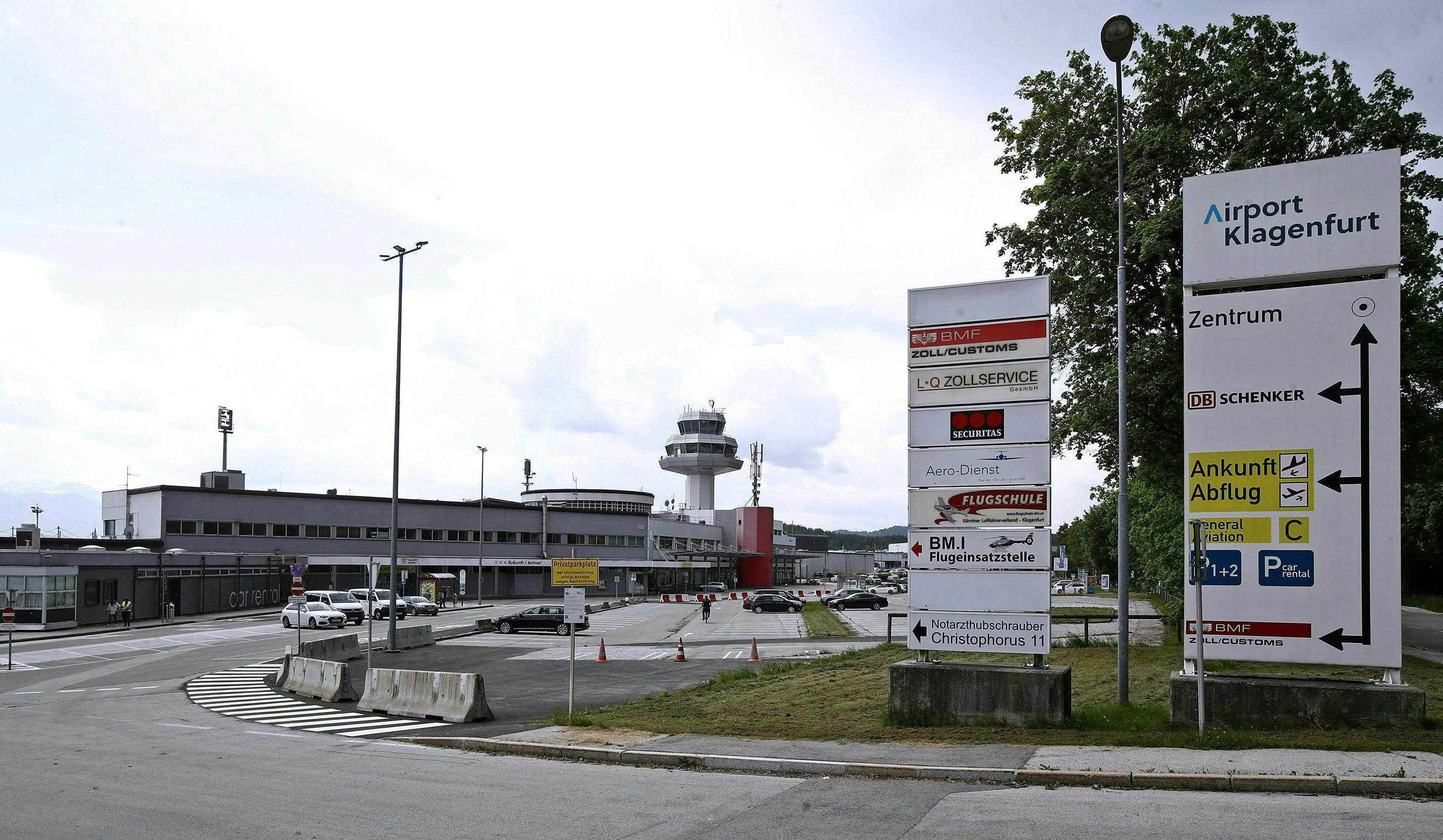 Für den Mann klickten am Flughafen Klagenfurt die Handschellen.