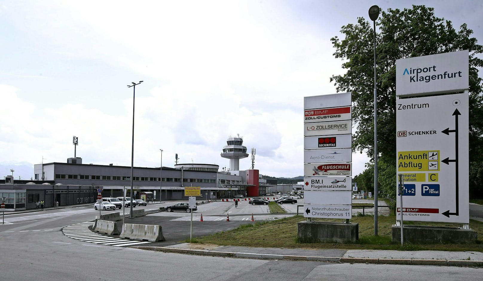 Der junge Mann wurde am Flughafen Klagenfurt von der Polizei abgeführt.