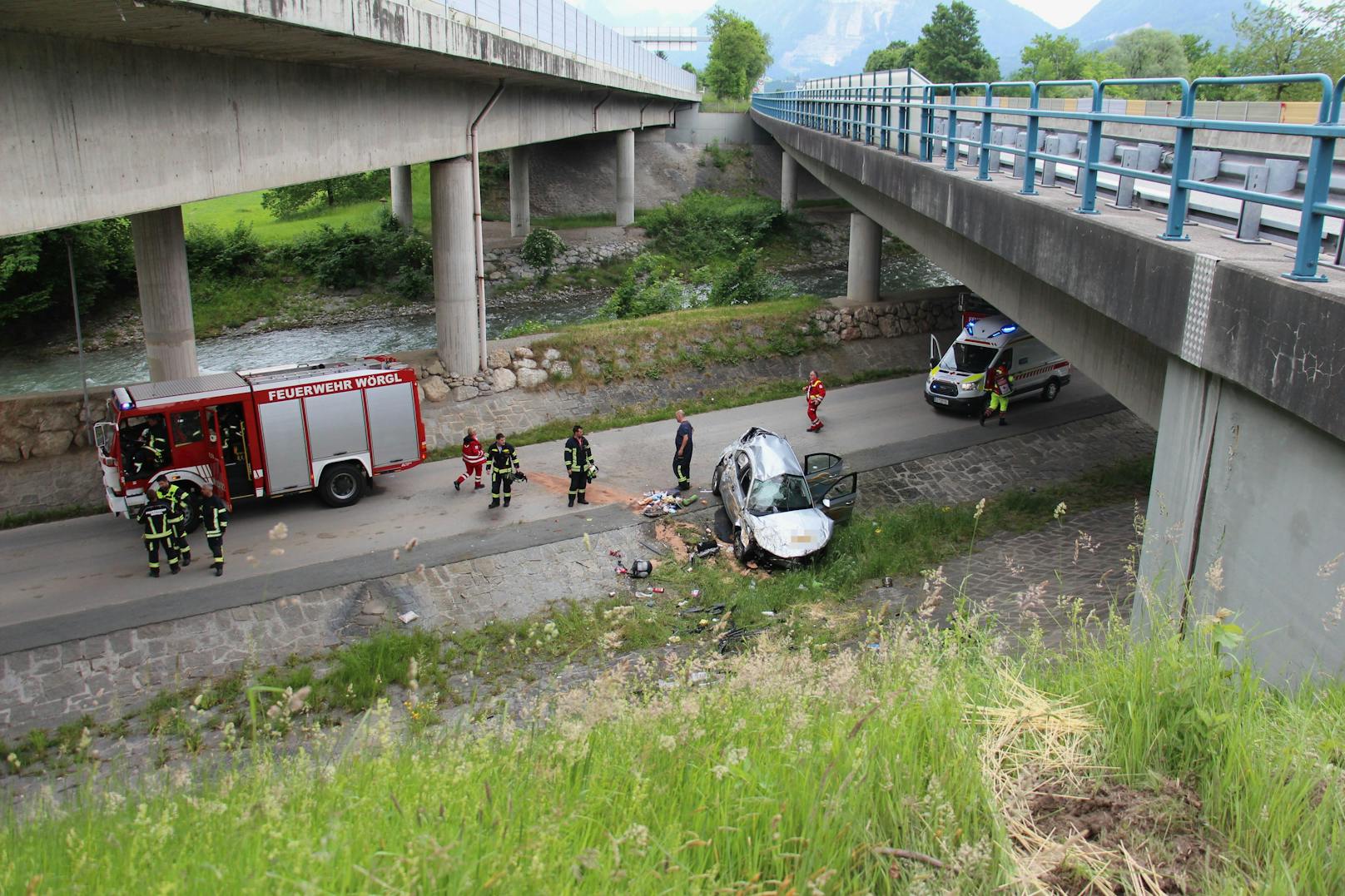 Nach erfolgter Erstversorgung an der Unfallstelle mussten die Verletzten von den Rettungskräften ins Krankenhaus nach Kufstein gebracht werden. Am Auto entstand Totalschaden.