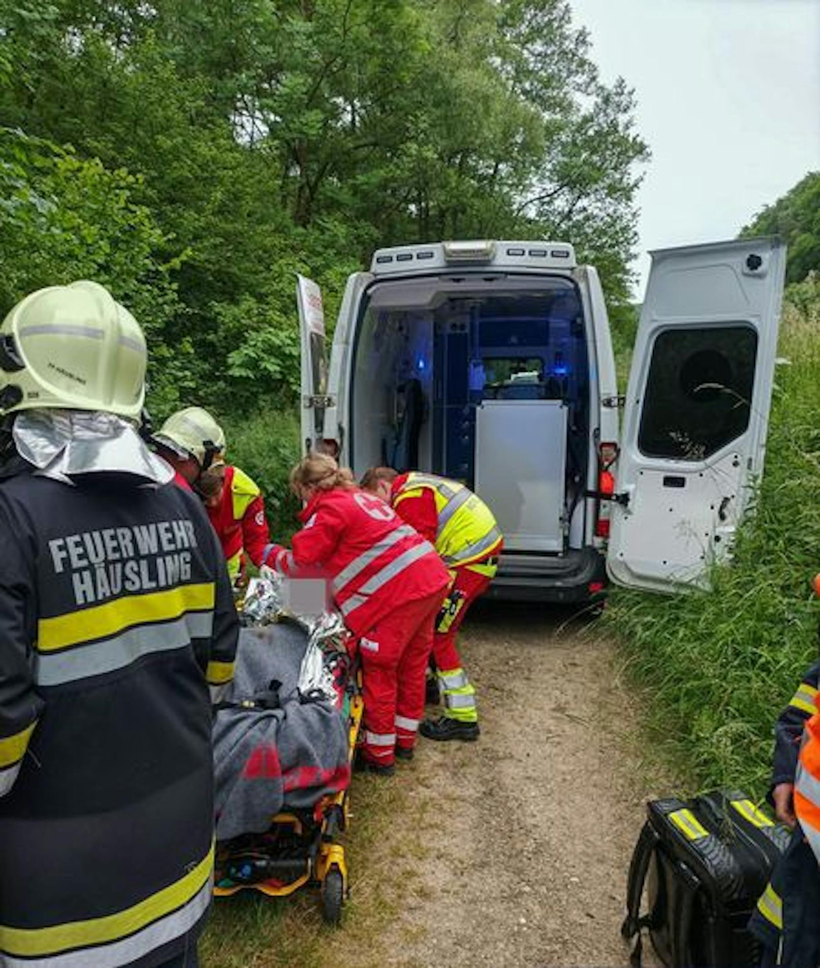 Brückeneinsturz in Wolfstein bei Häusling (Bezirk Melk): Die Verletzte beim Transport ins Spital