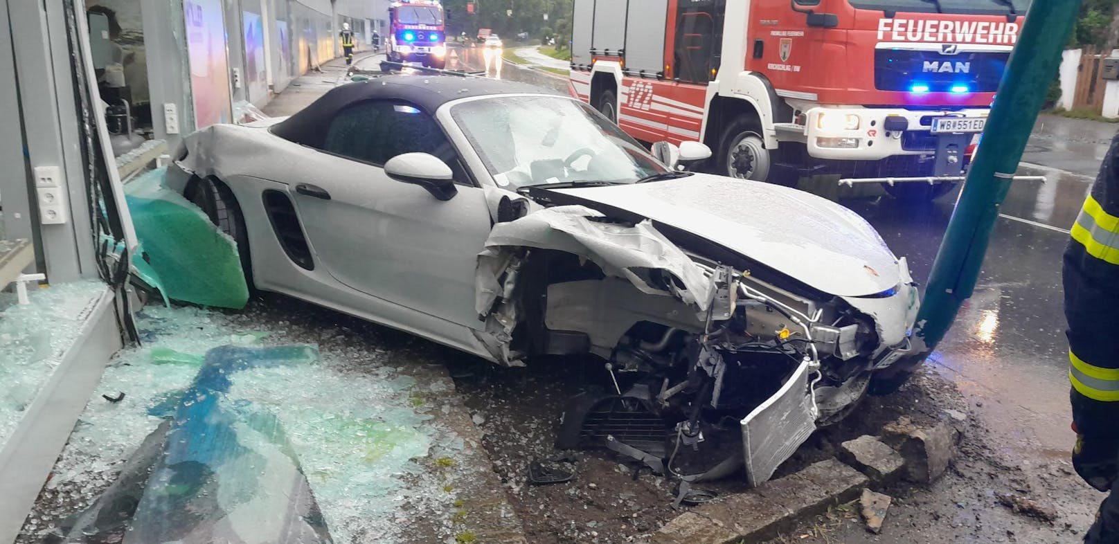 Porsche Cabrio krachte in Schaufenster, knickte zwei Laternen um