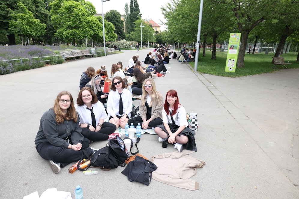 Katja (18), Nadine (17), Magdalena (20), Vivien (20) und Christina (18, v.l.) warten seit acht Uhr auf den Auftritt ihrer Lieblingsband 