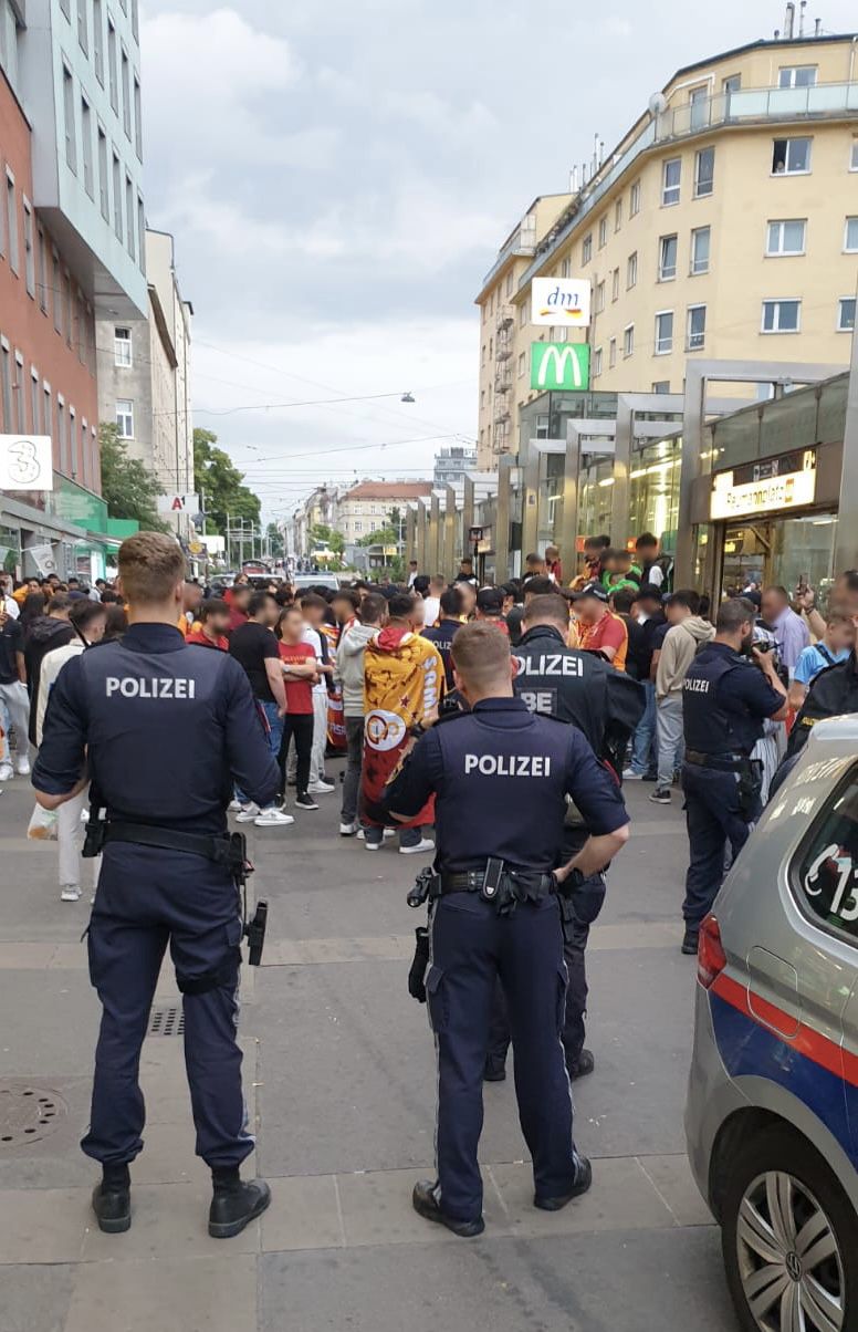 Galatasaray-Fans feierten den Sieg ihrer Mannschaft in Wien-Favoriten