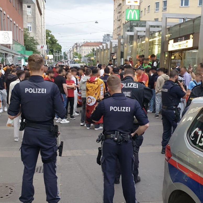 Galatasaray-Fans feierten den Sieg ihrer Mannschaft in Wien-Favoriten