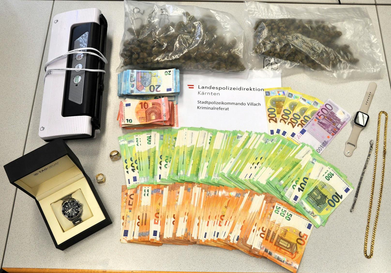 Die Polizei stellte dabei mehrere hundert Gramm Kokain, circa 20 Gramm Heroin, 26 Stück Extasy Tabletten, 14 Gramm MDMA, 161 Gramm Cannabiskraut und geringe Mengen Crystal Meth sicher. Im Zuge dieser intensiven Erhebungen konnte auch noch der Suchtmittellieferant von zumindest drei der Beschuldigten, ein 25-jähriger Mann aus Klagenfurt, ausgeforscht werden. Dieser konnte am 4. Juni am Flughafen Klagenfurt festgenommen und in die Justizanstalt Klagenfurt eingeliefert werden.<em></em>