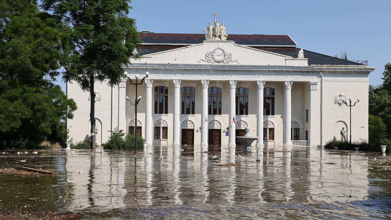 Das Gemeindezentrum von Novaya Kakhovka (Region Cherson) steht nach der teilweisen Zerstörung des Kachowka-Staudamms unter Wasser.