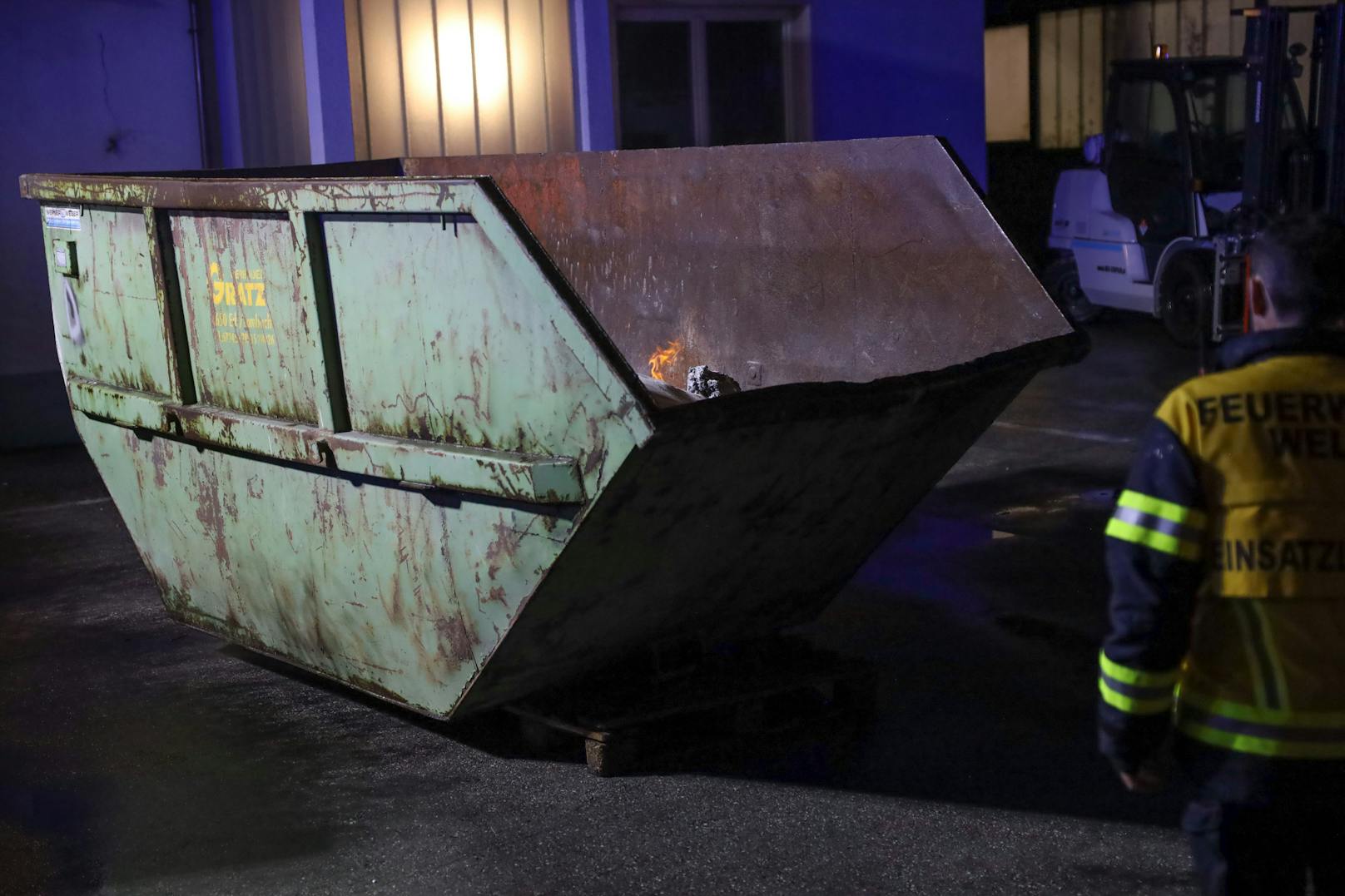 Während die Einsatzkräfte eine größere Anzahl an Unwettereinsätze abarbeiten musste, wurden die Einsatzkräfte zu einem Metallbrand bei einem Gewerbebetrieb in Wels-Pernau alarmiert.