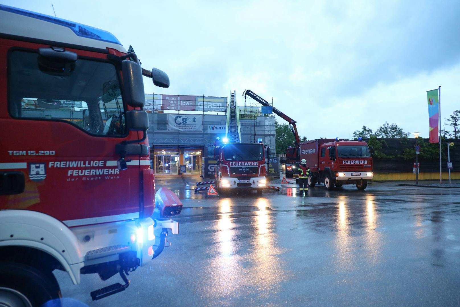 Anhaltende Starkregenschauer haben Montagabend für viele Einsätze der Feuerwehren in den Bezirken Grieskirchen, Wels-Land und in Wels gesorgt.